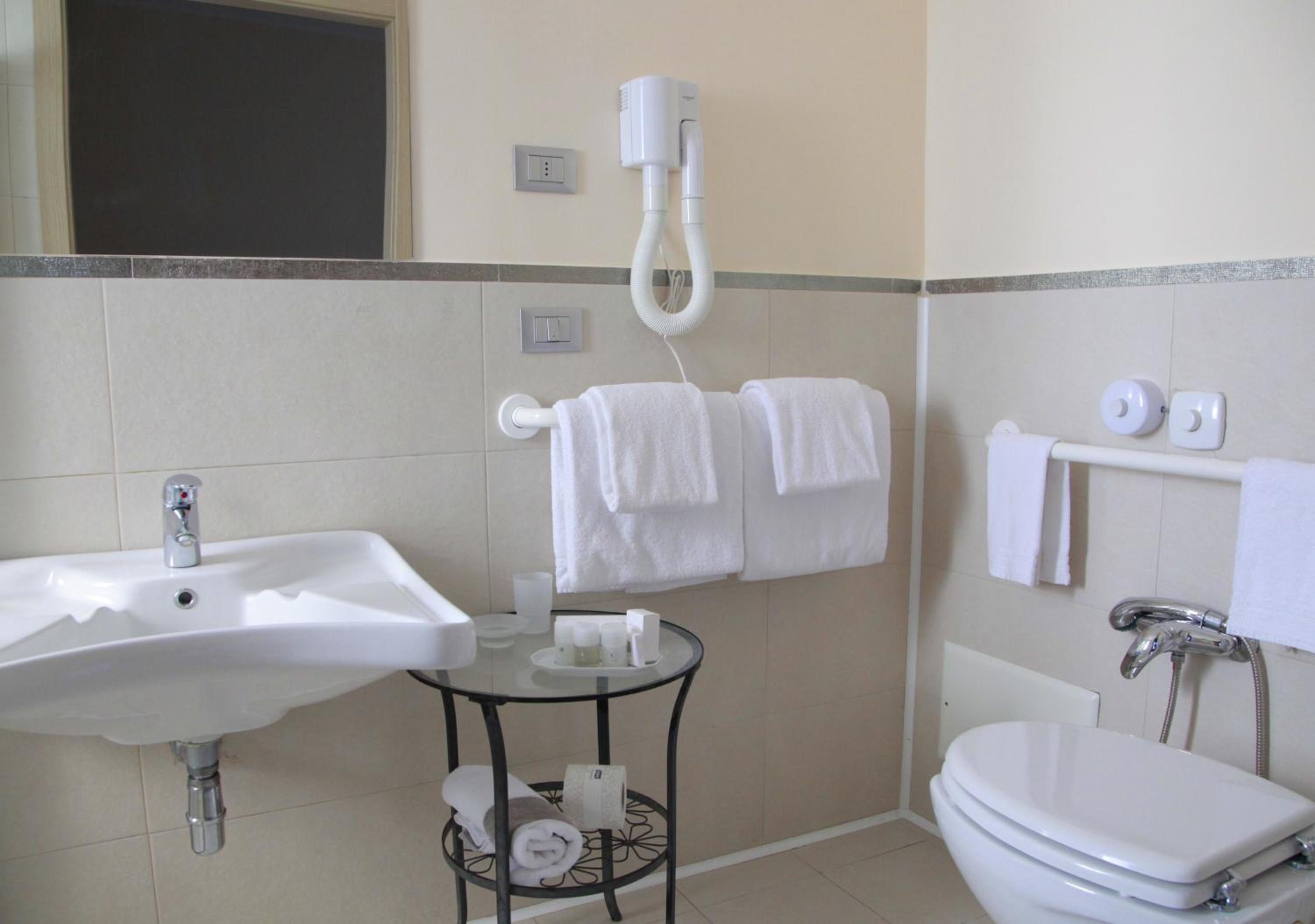 Triple Room with Balcony - Disability Access - Photo 2