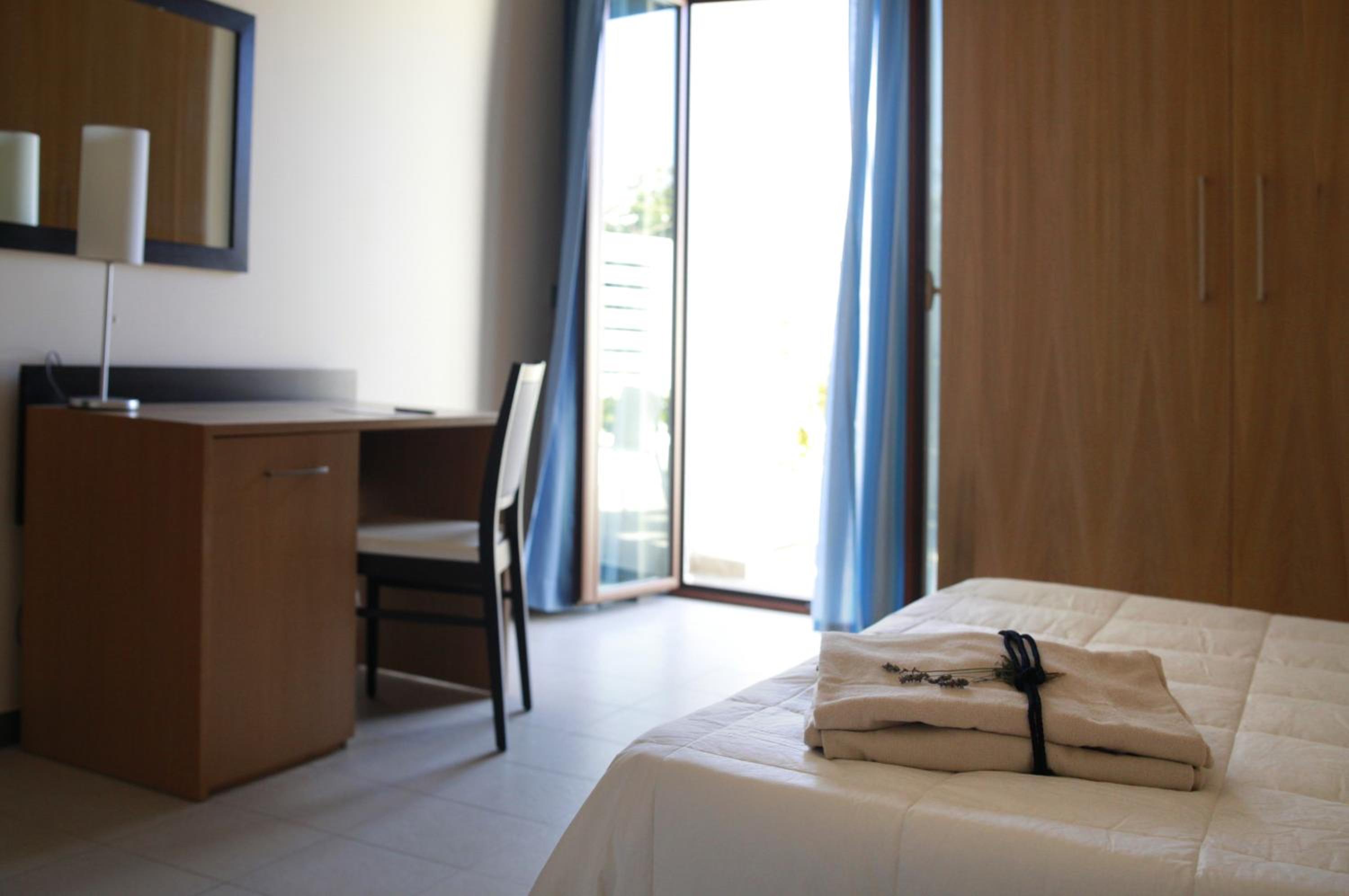 Double Room with Balcony - Photo 9