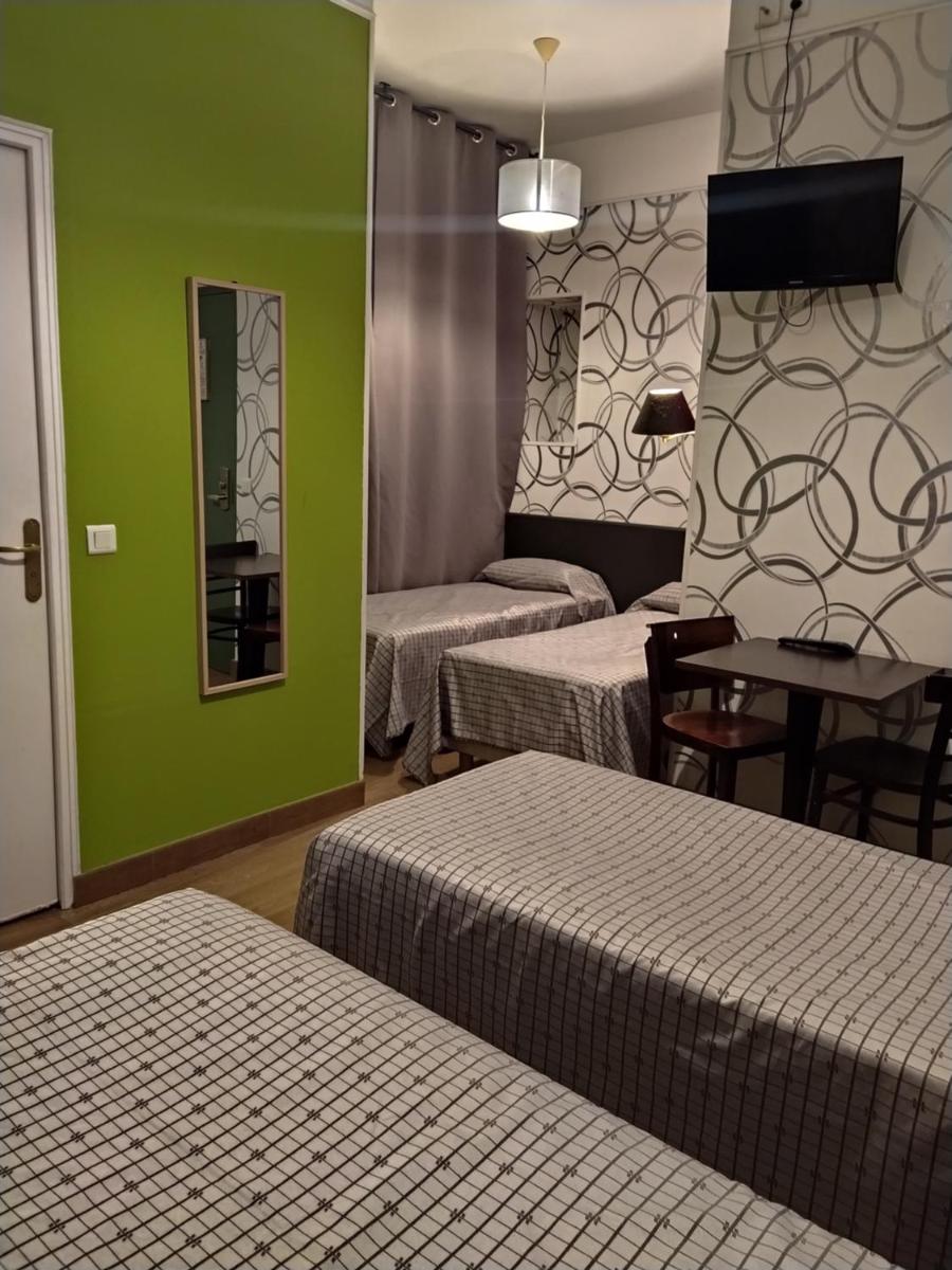 Quadruple Room with Private Bathroom photo 1