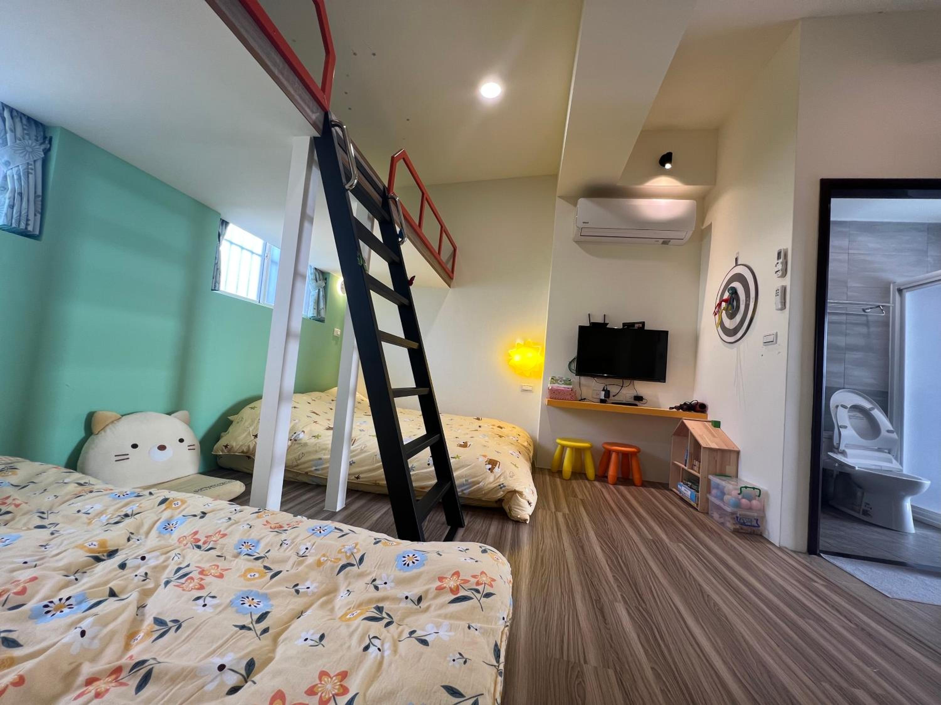 Family Room with Balcony photo 3