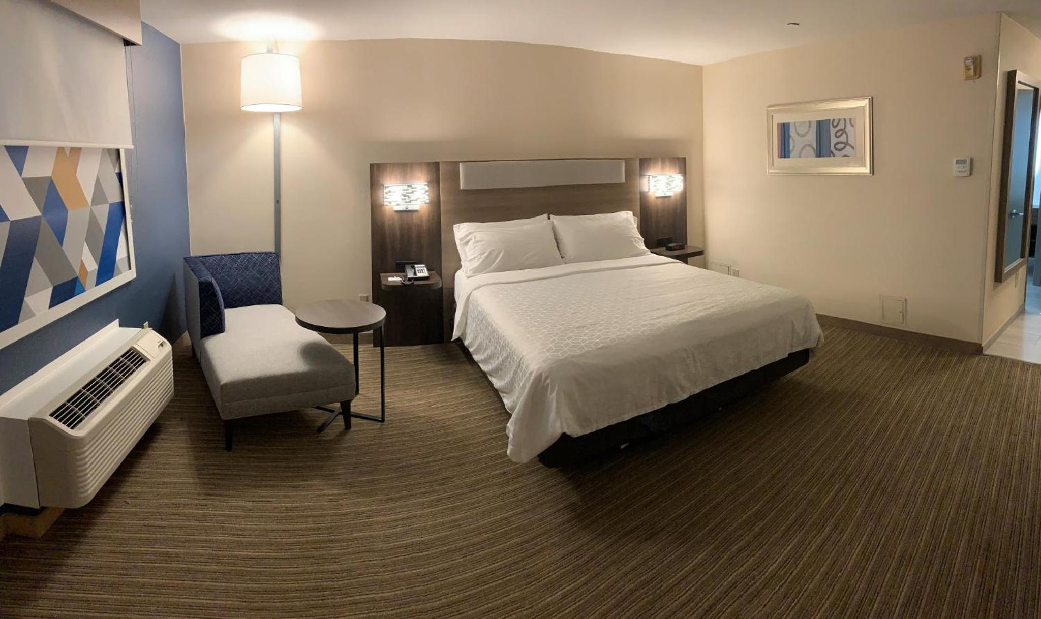 Standard King Room - Photo 6