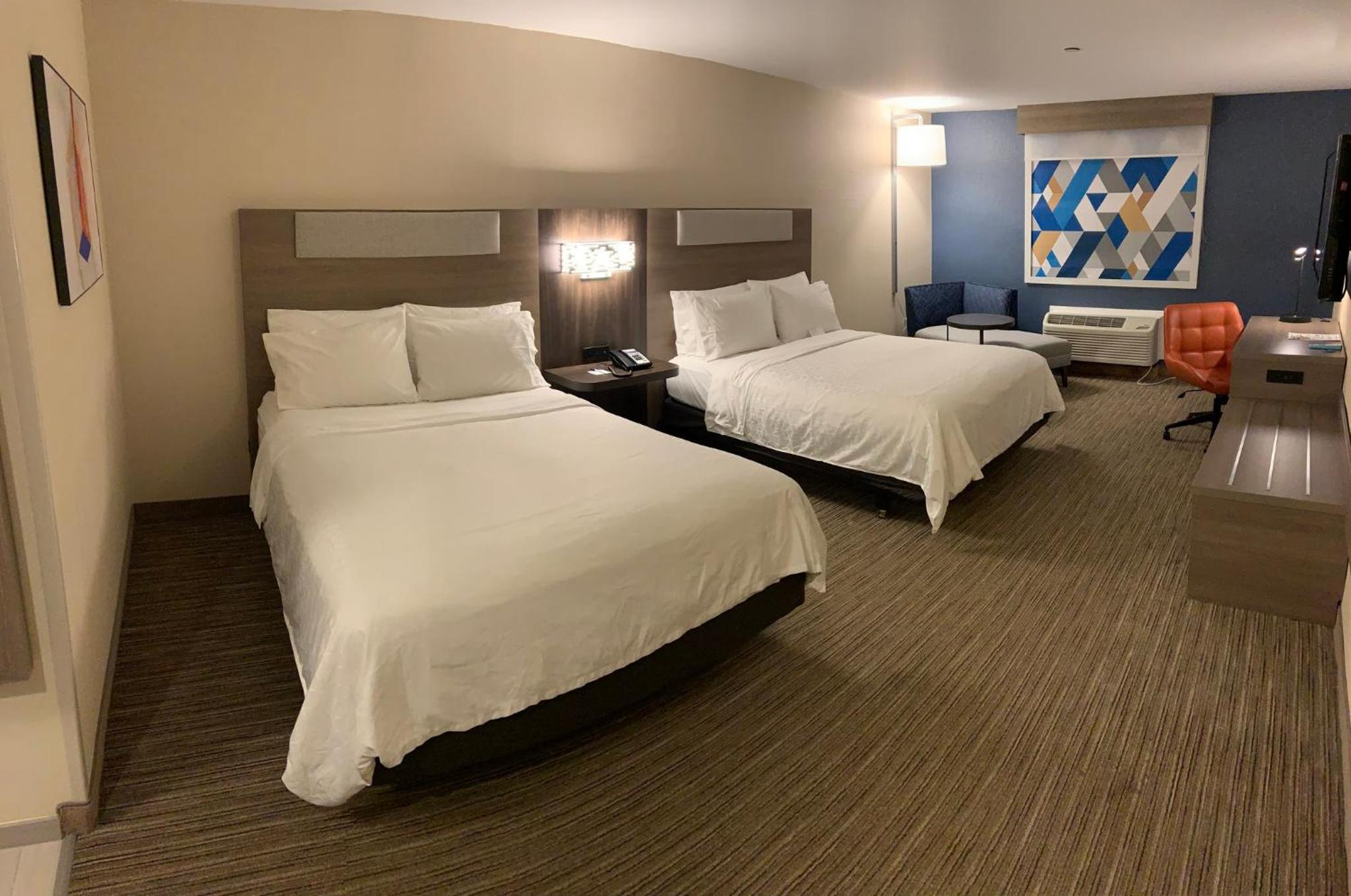 Standard Room with Two Queen Beds - Photo 11