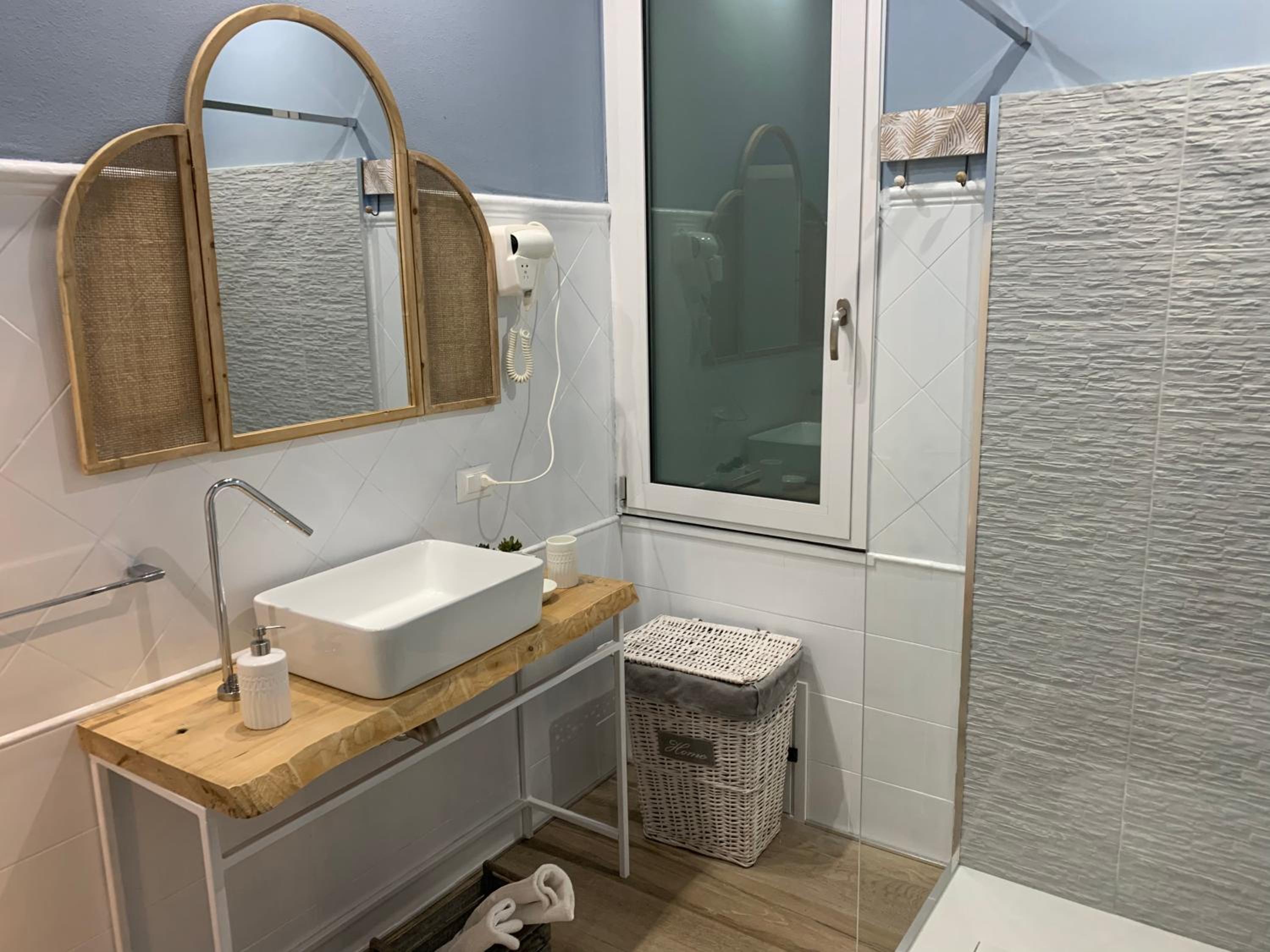 Deluxe Double Room with Balcony and Sea View photo 2