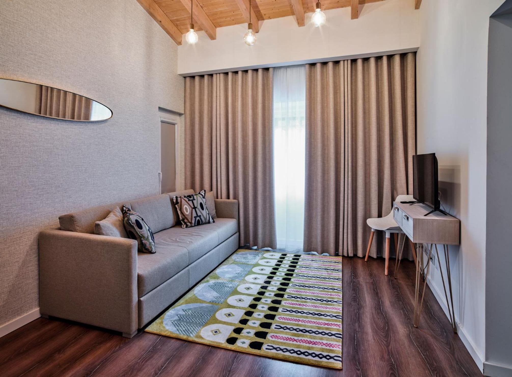 Apartment with Terrace - Photo 6