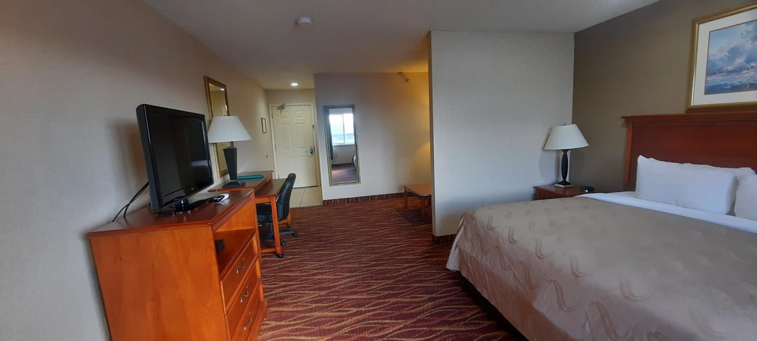 King Suite - Non-Smoking - Photo 5