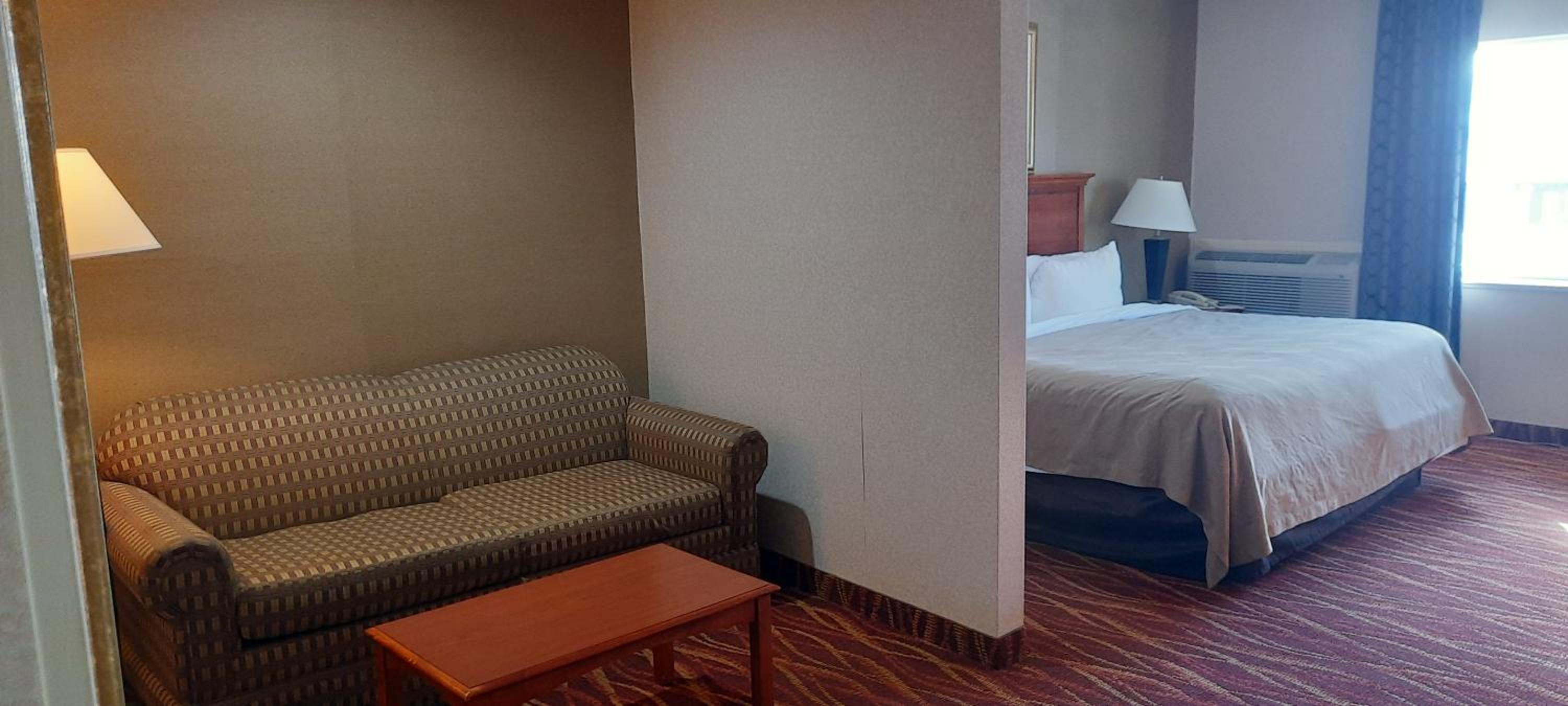 King Suite - Non-Smoking - Photo 3