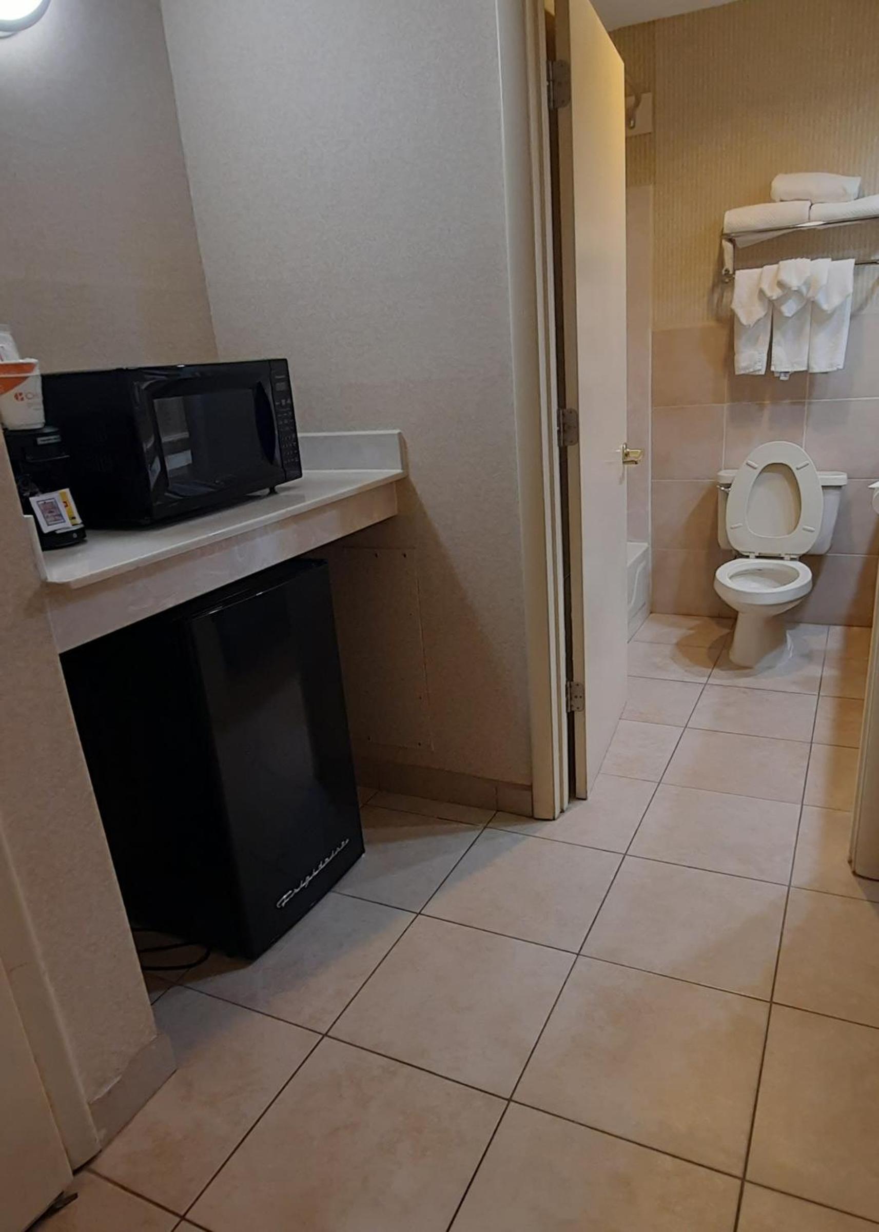 King Room - Non-Smoking - Photo 6