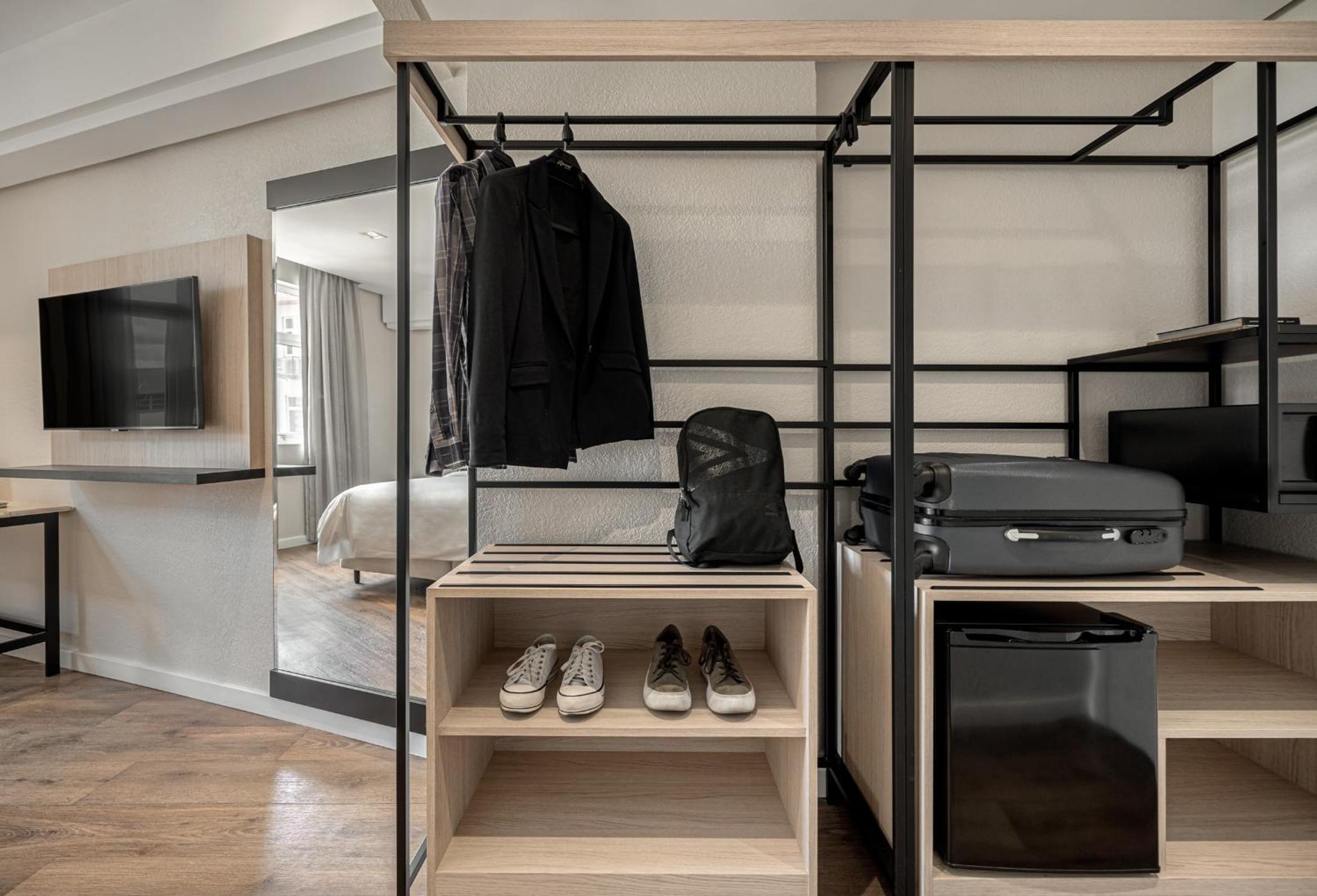 Standard Double - 1 Queen Bed - Photo 3