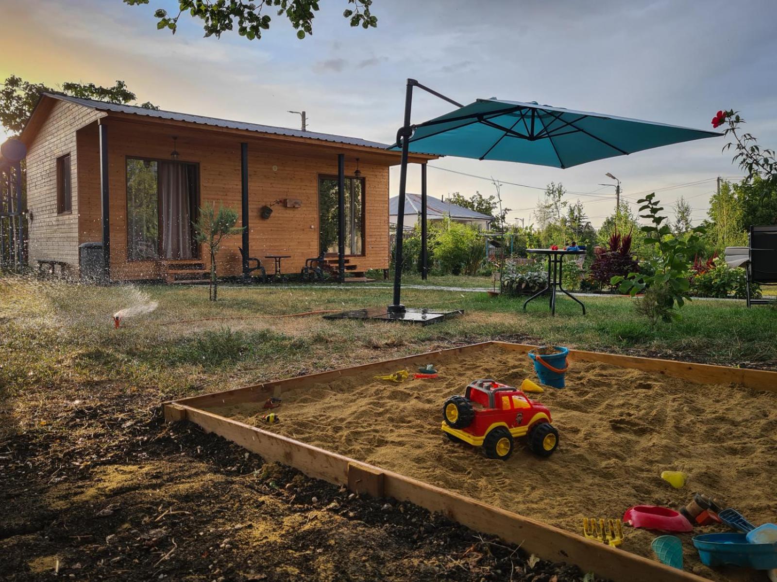 带花园景观的小屋