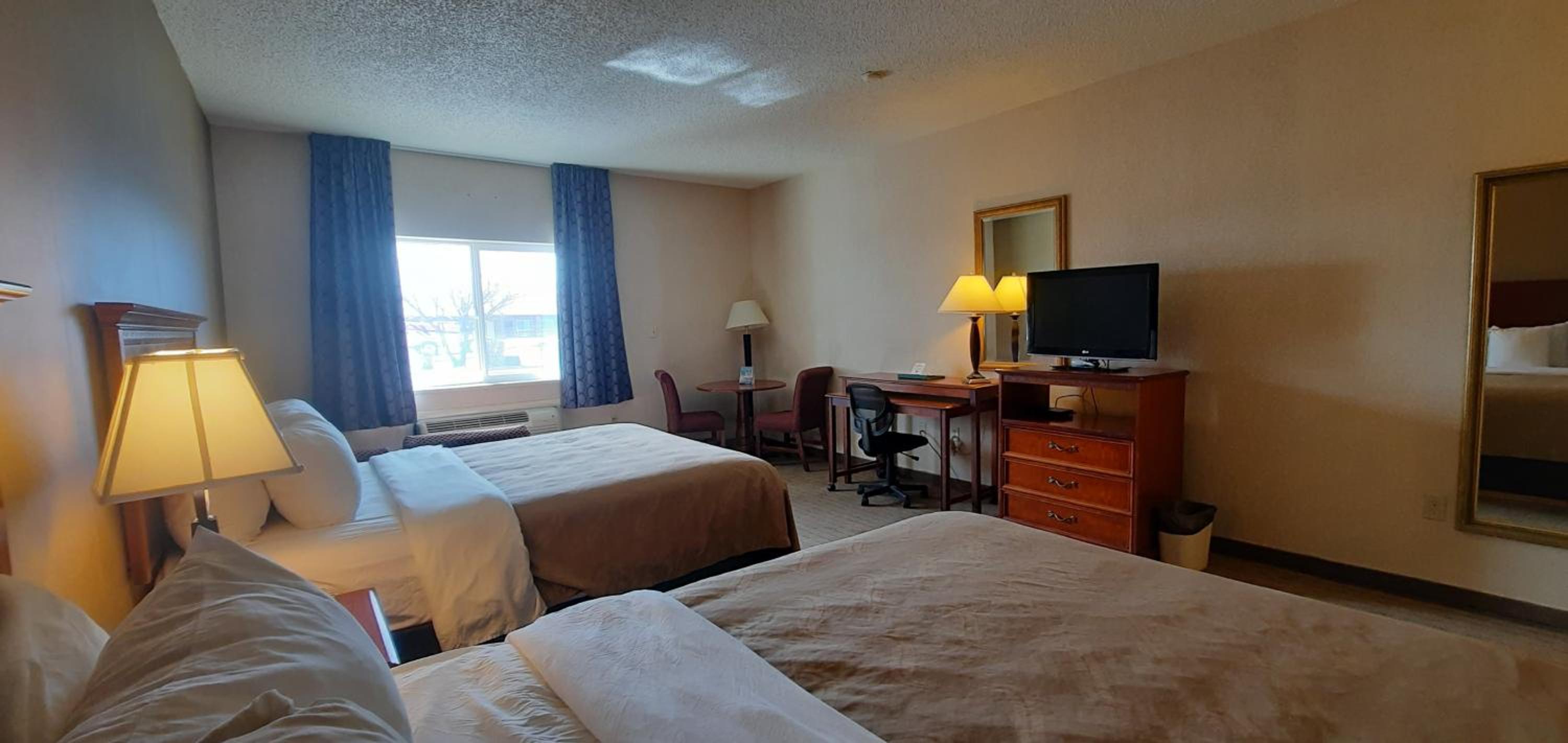 Queen Room with Two Queen Beds - Non-Smoking - Photo 2