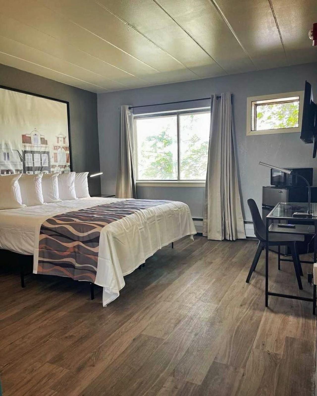 Standard King Room - Photo 7
