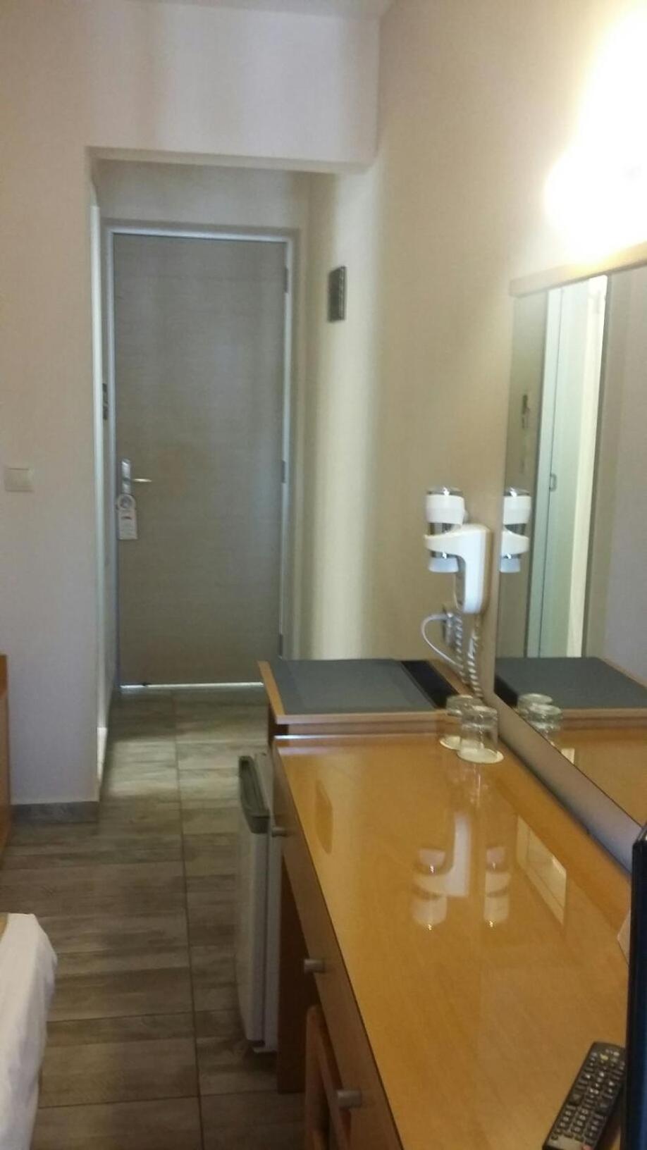 Twin Room - Photo 8