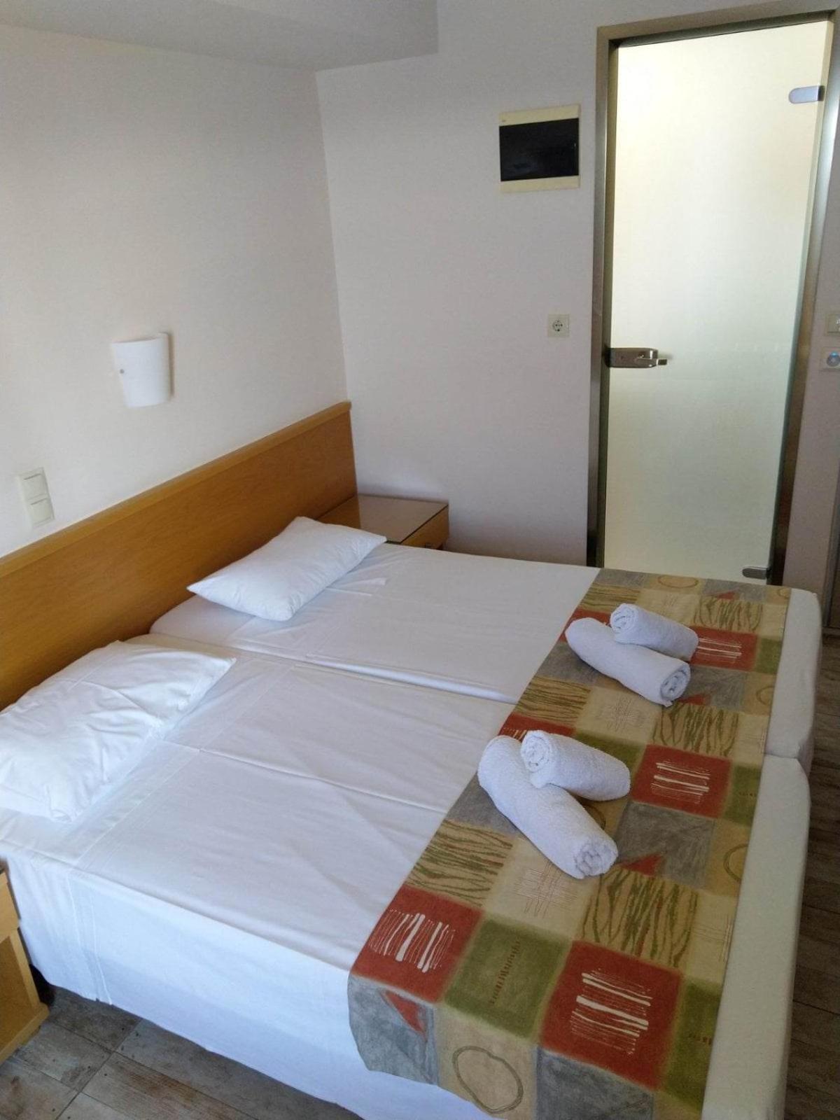 Twin Room - Photo 16