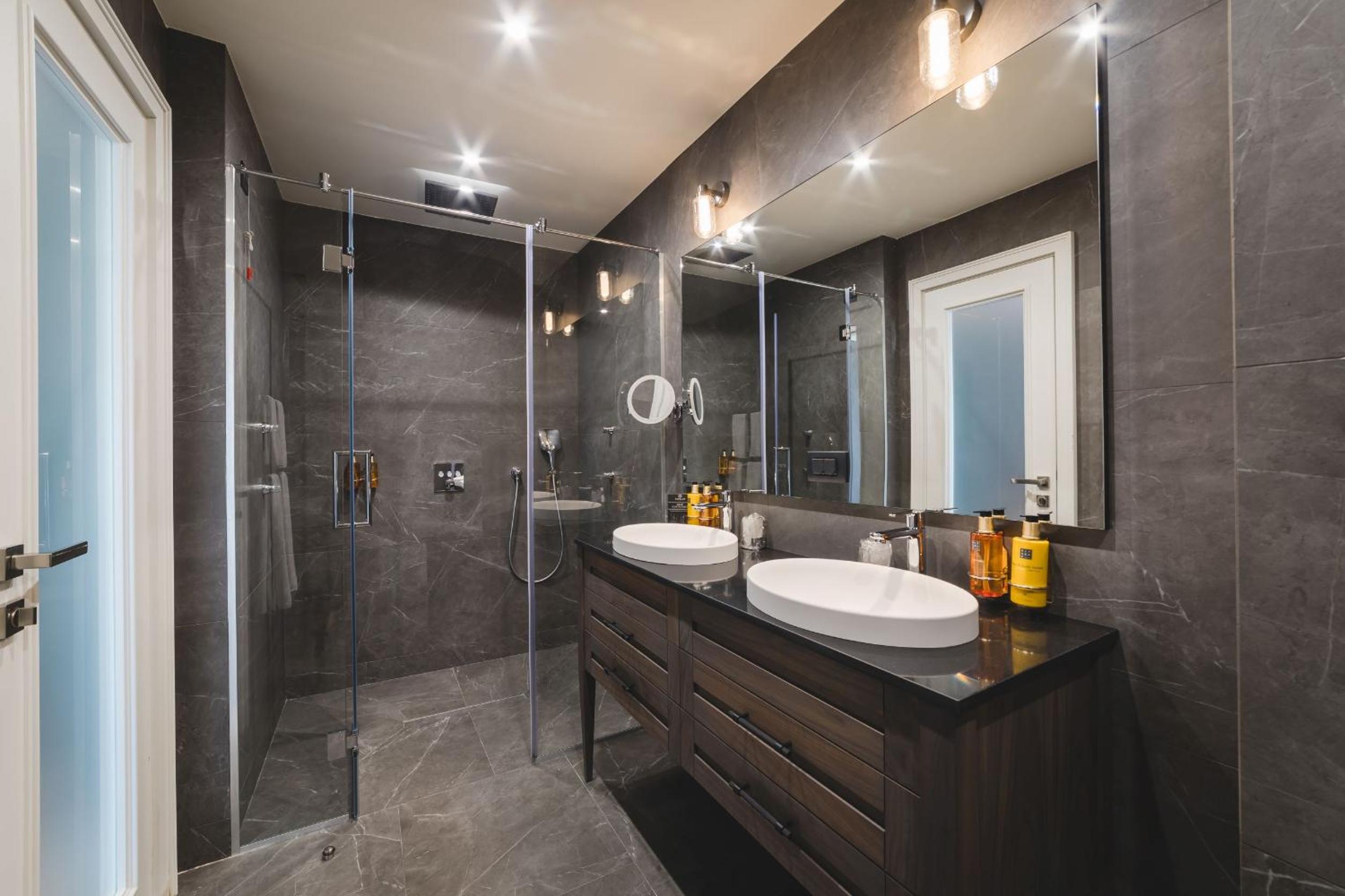 Executive Suite - Photo 3