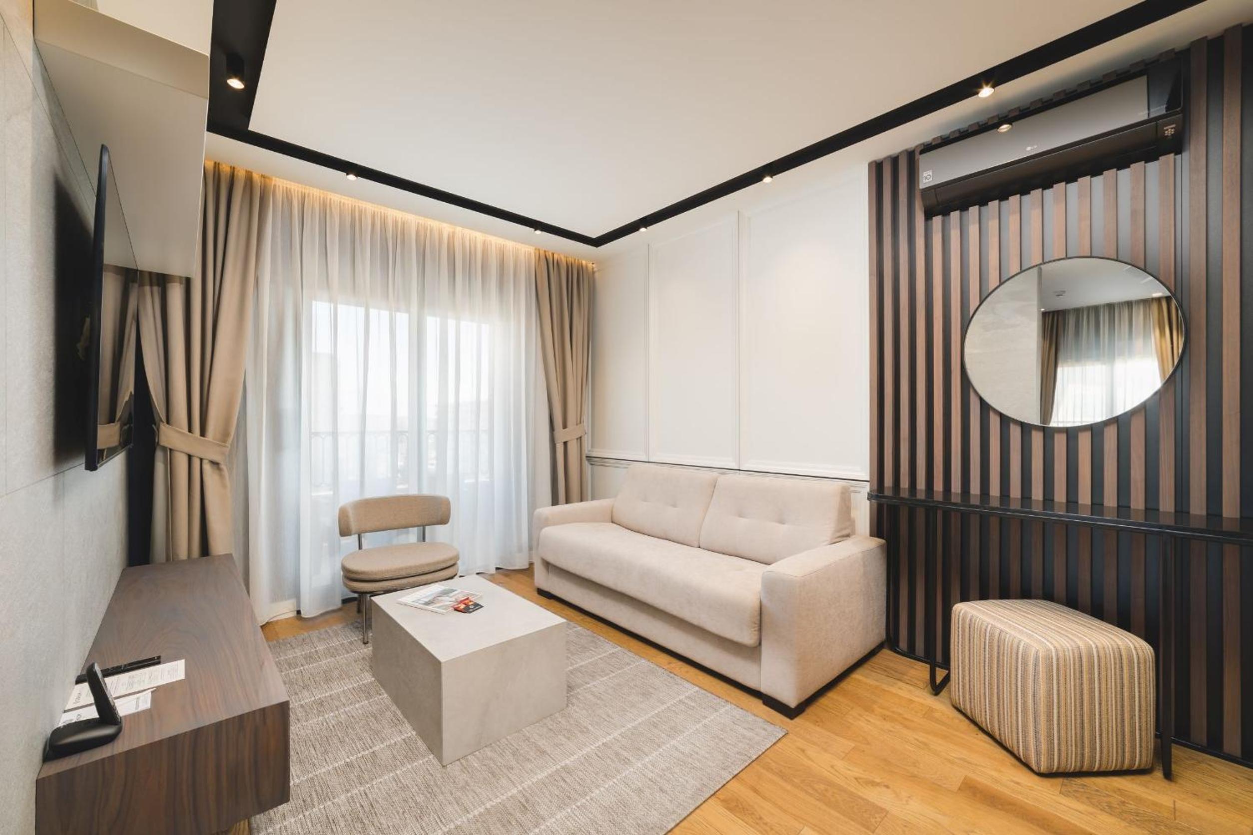 Executive Suite - Photo 1