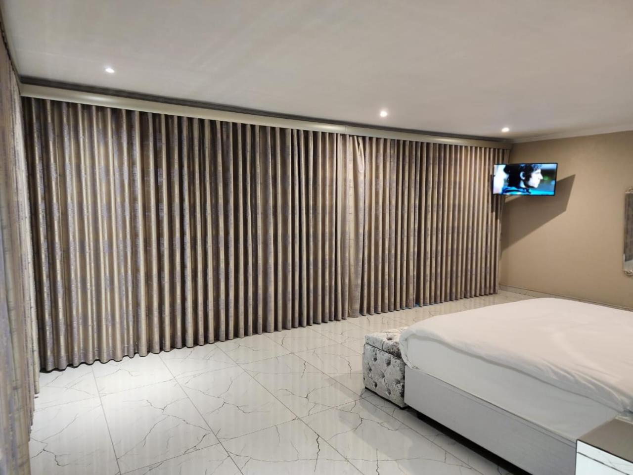Suite with Lake View - Photo 4