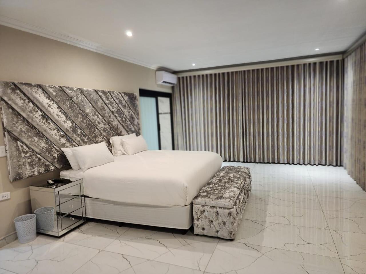 Suite with Lake View - Photo 3