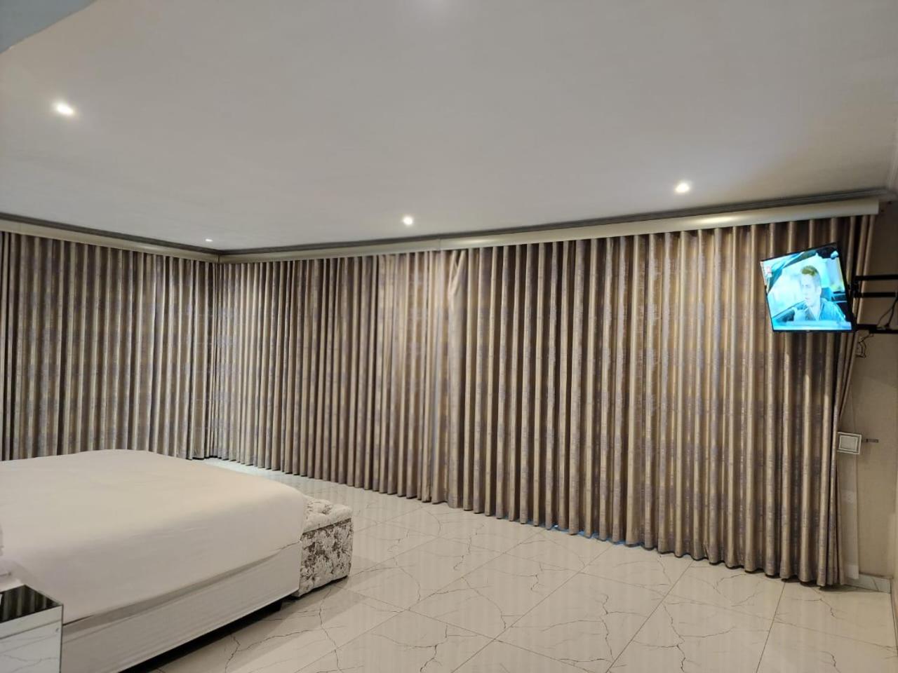Suite with Lake View - Photo 6