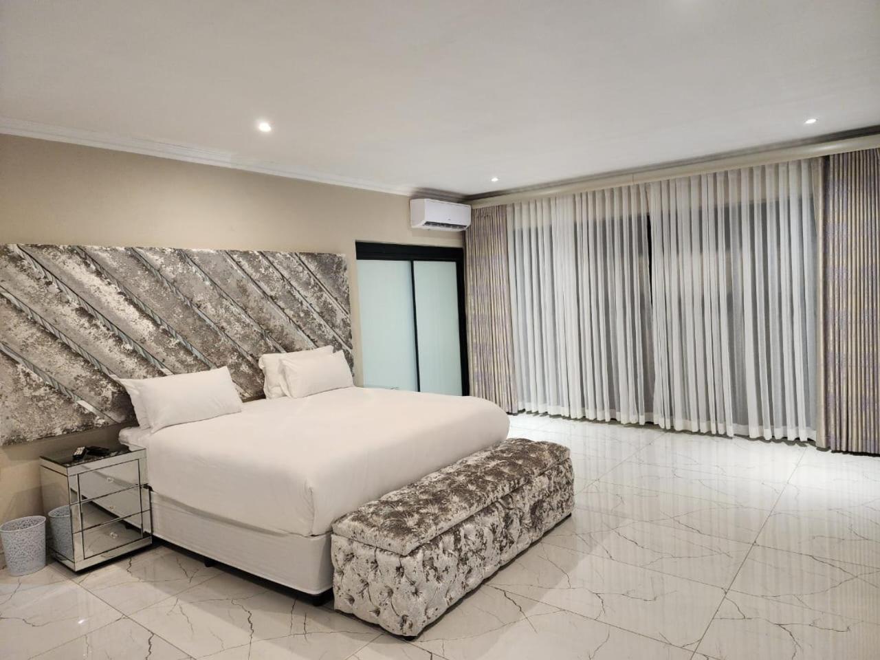 Suite with Lake View - Photo 2