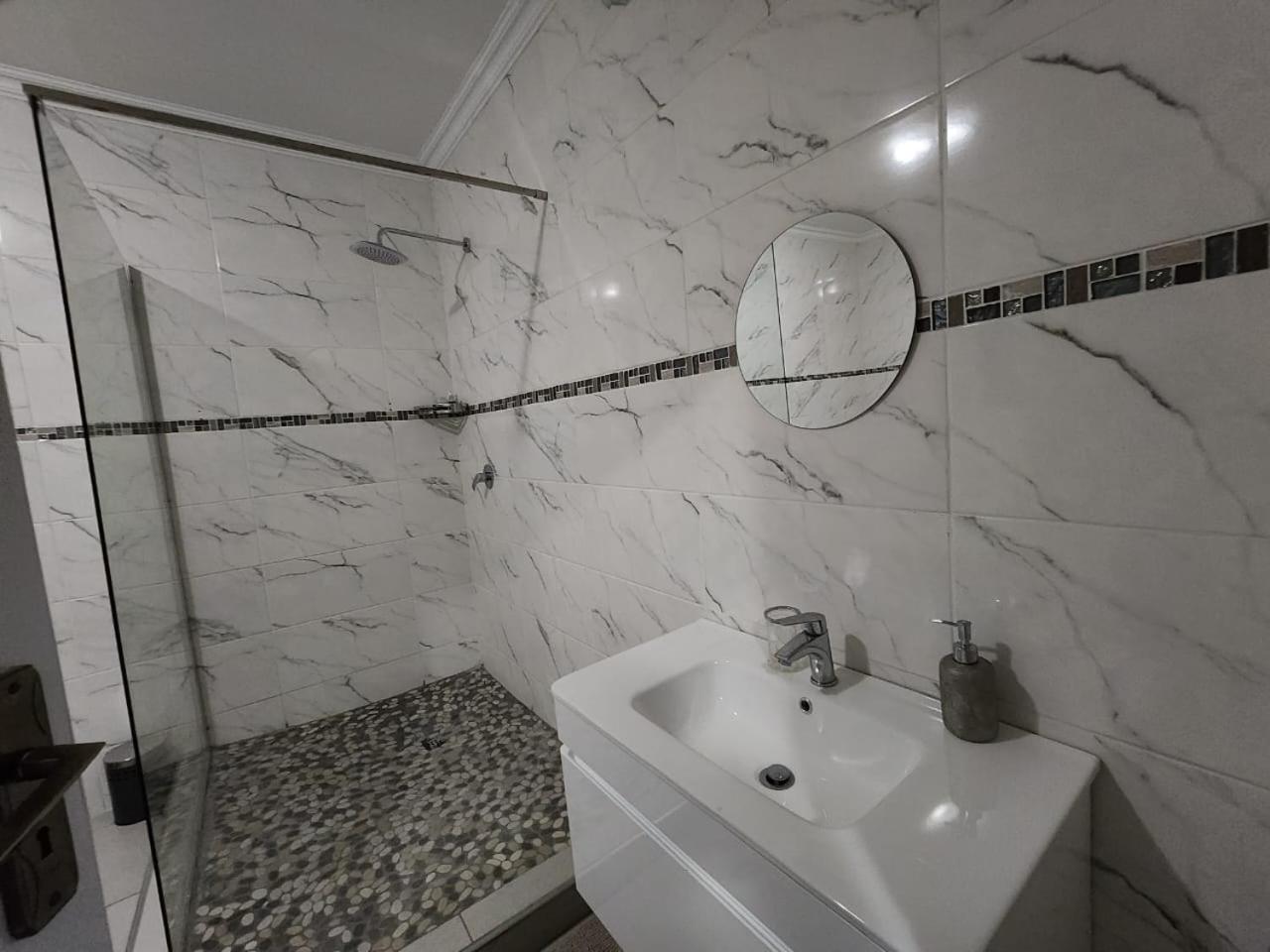 Suite with Lake View - Photo 8