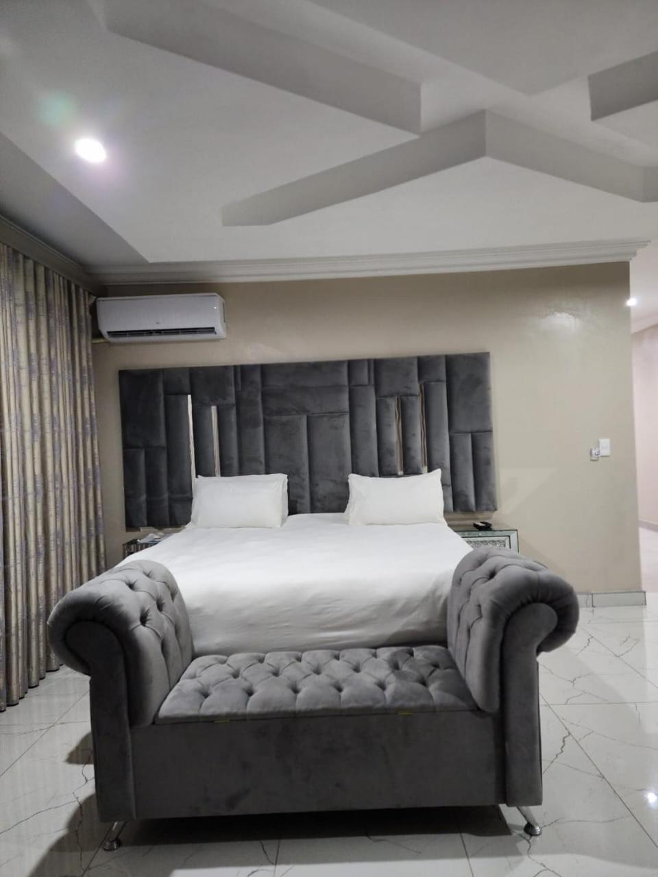King Suite with Pool View - Photo 7