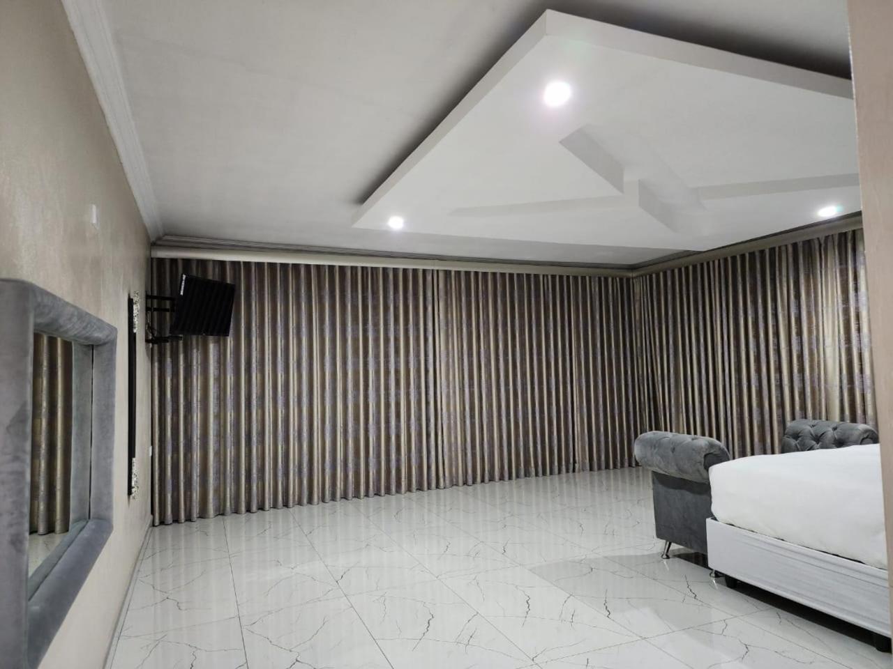 King Suite with Pool View - Photo 2