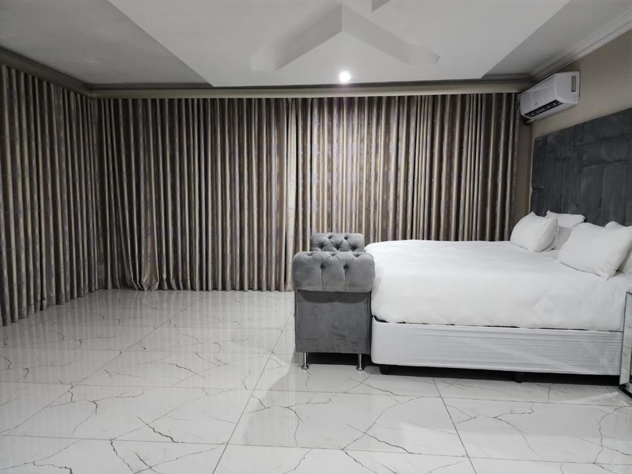 King Suite with Pool View - Photo 4