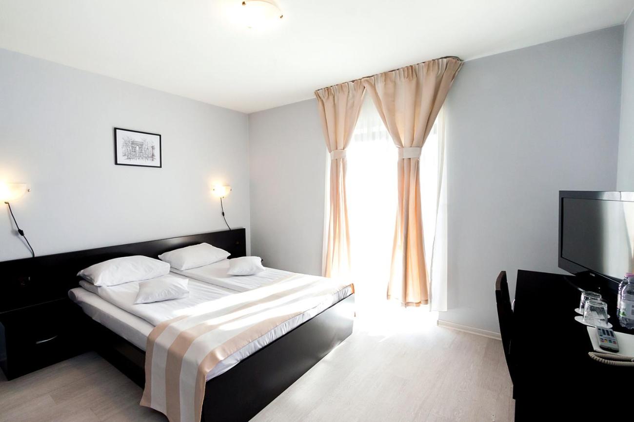 Double or Twin Room - Photo 9