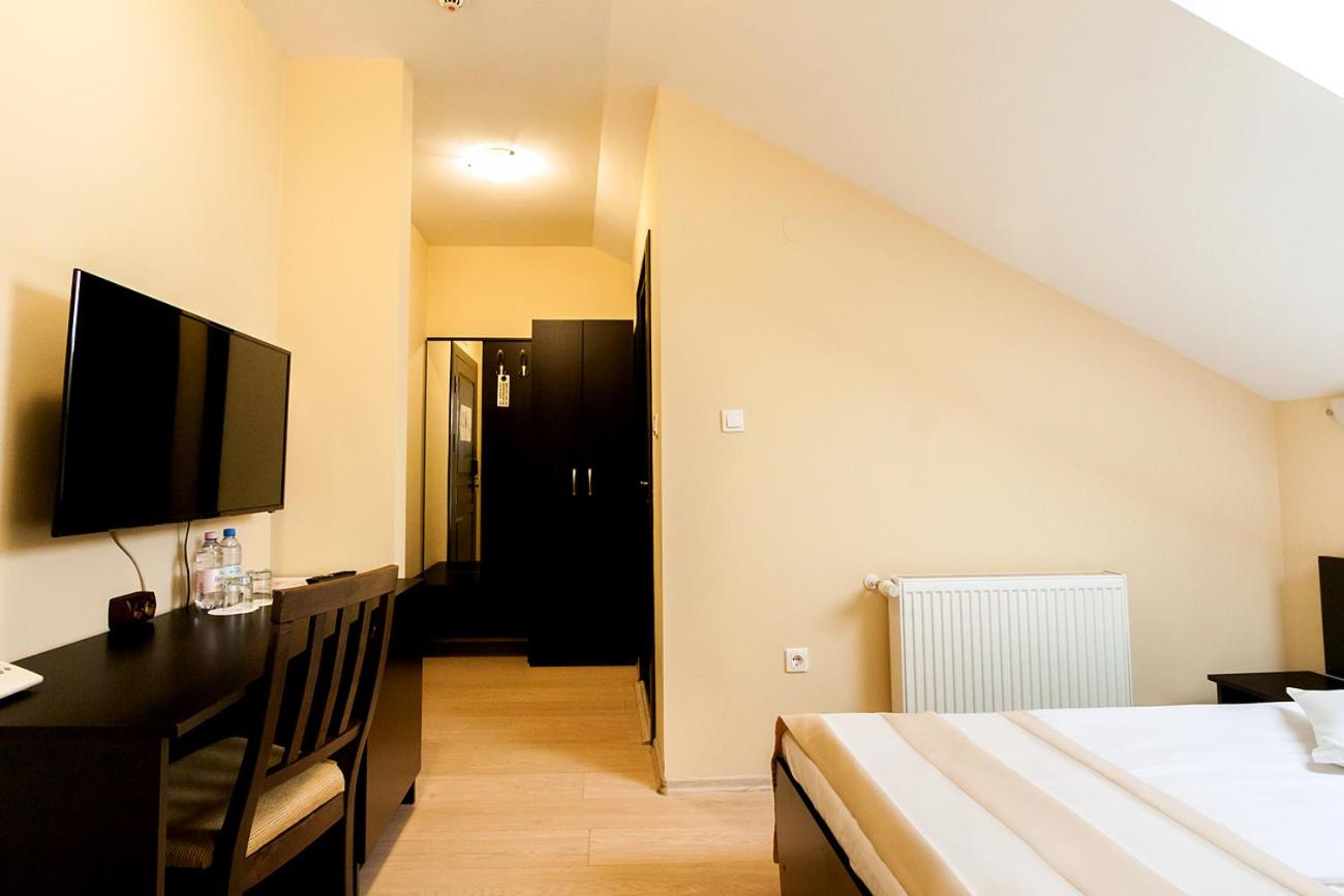 Double or Twin Room - Photo 4