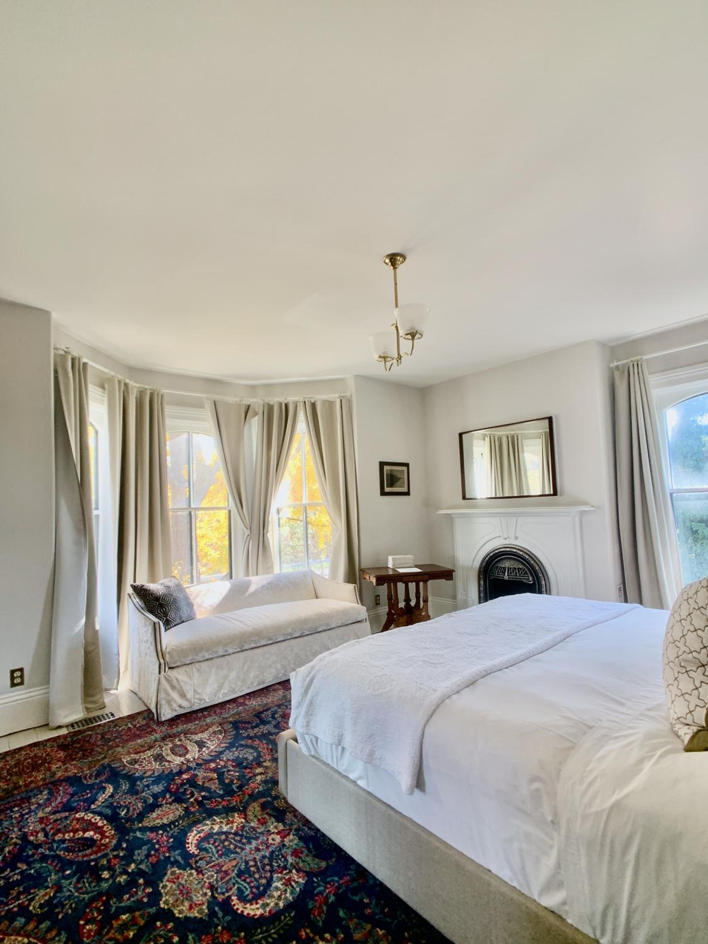 Classic Room, 1 King, Fireplace photo 2