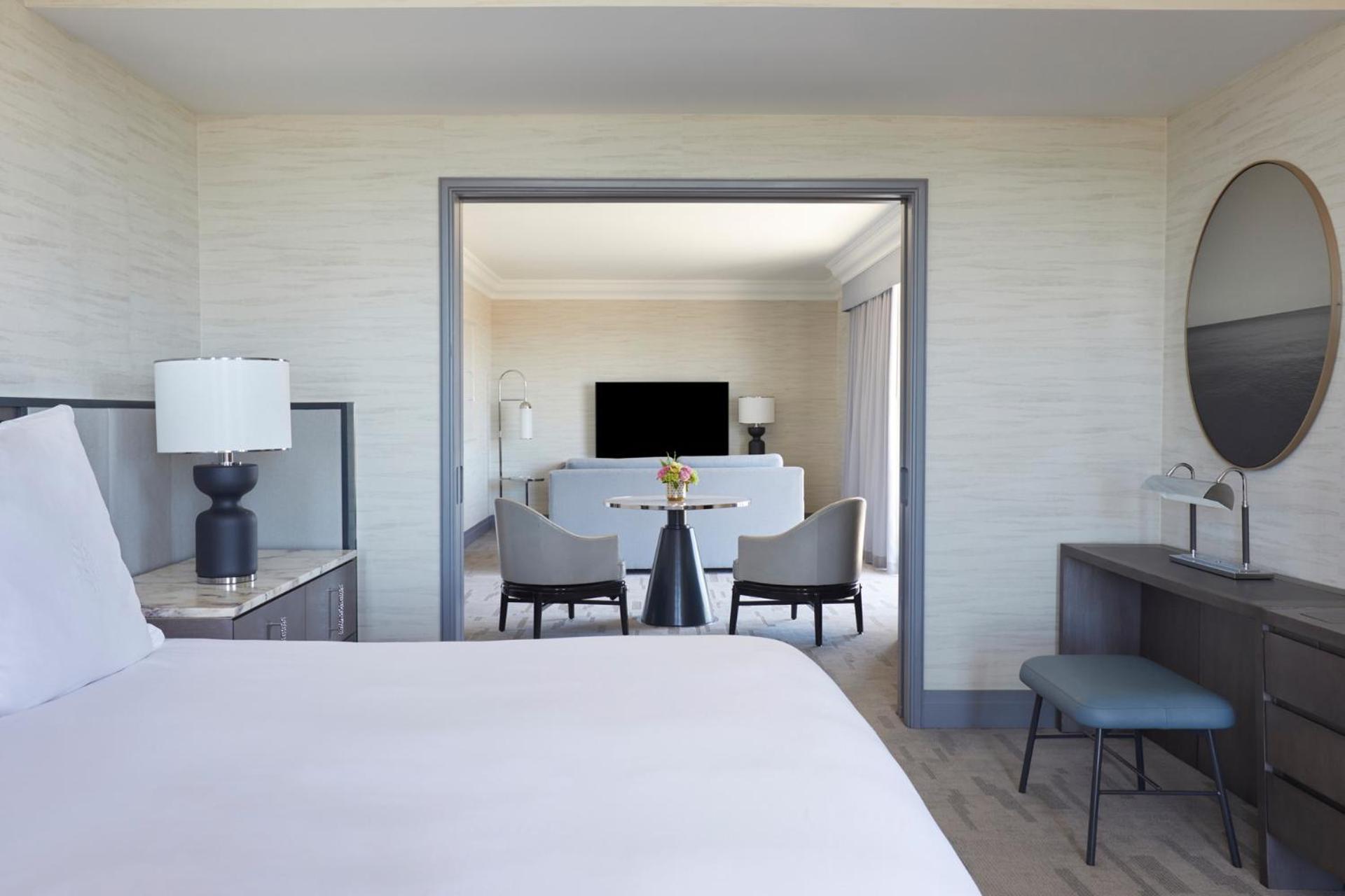 Corner King Suite - Disability Access photo 2