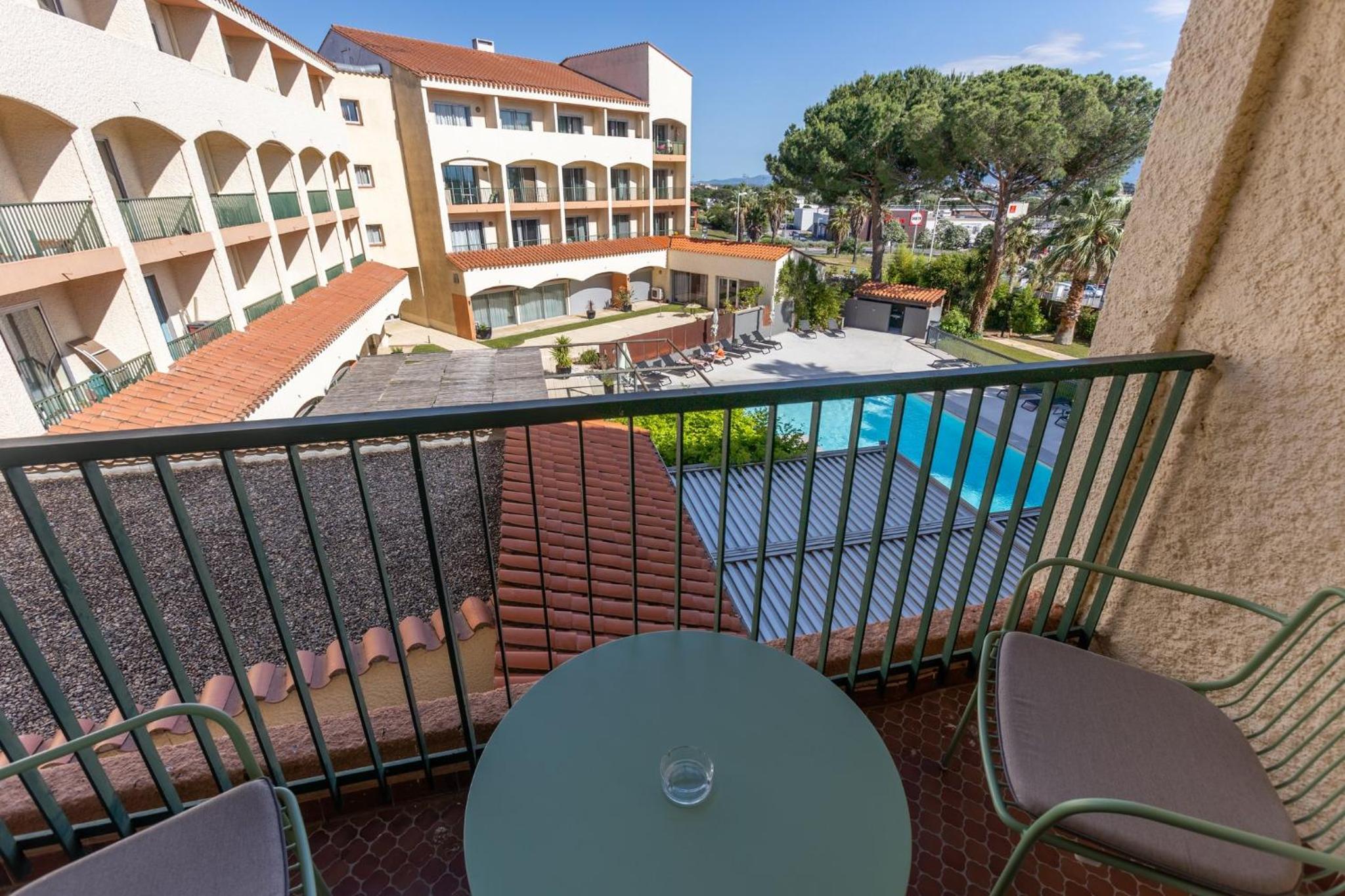 King Room with Balcony and Pool View - Photo 2