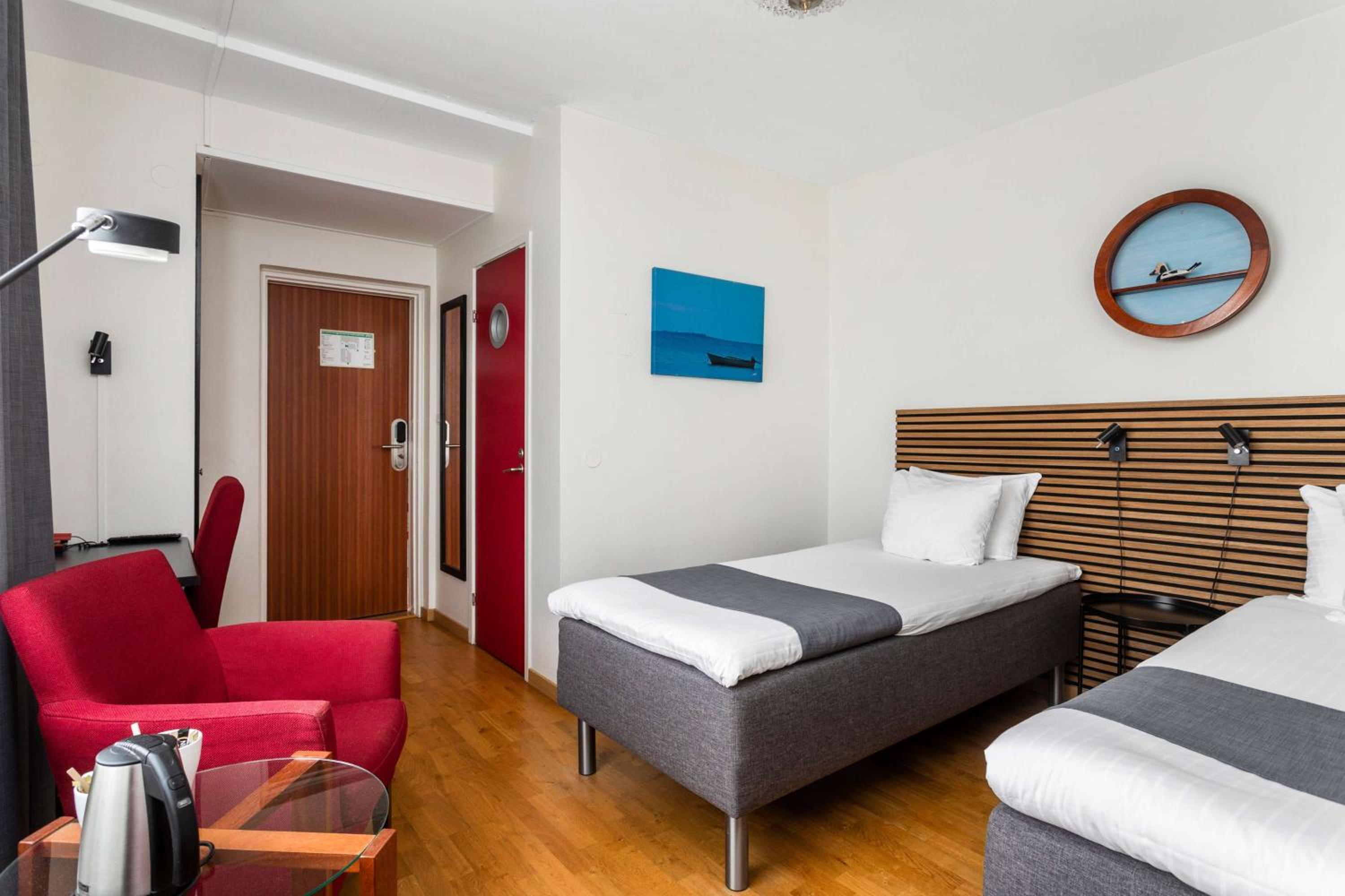 Twin Room - Non-Smoking photo 2