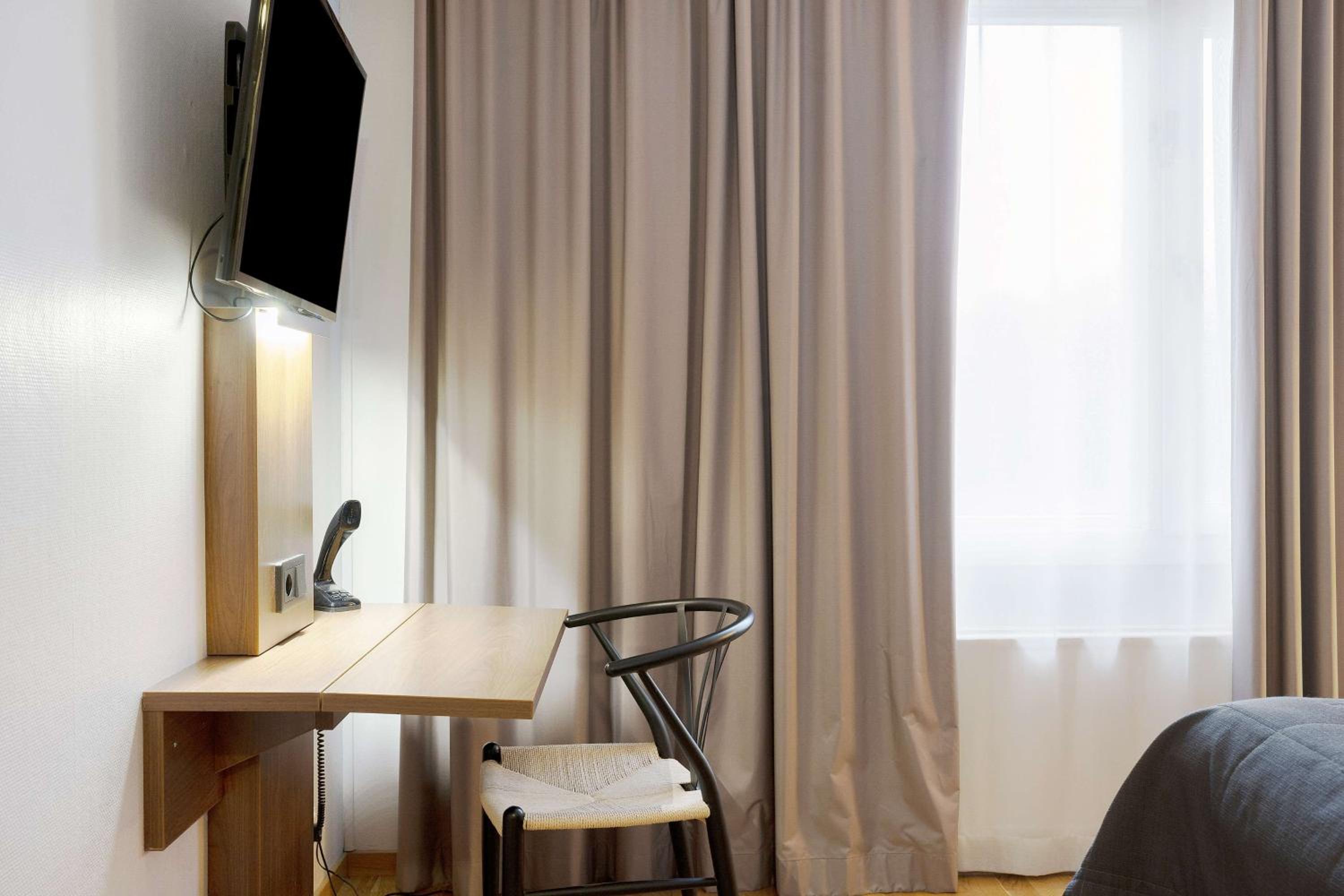 Twin Room - Photo 3