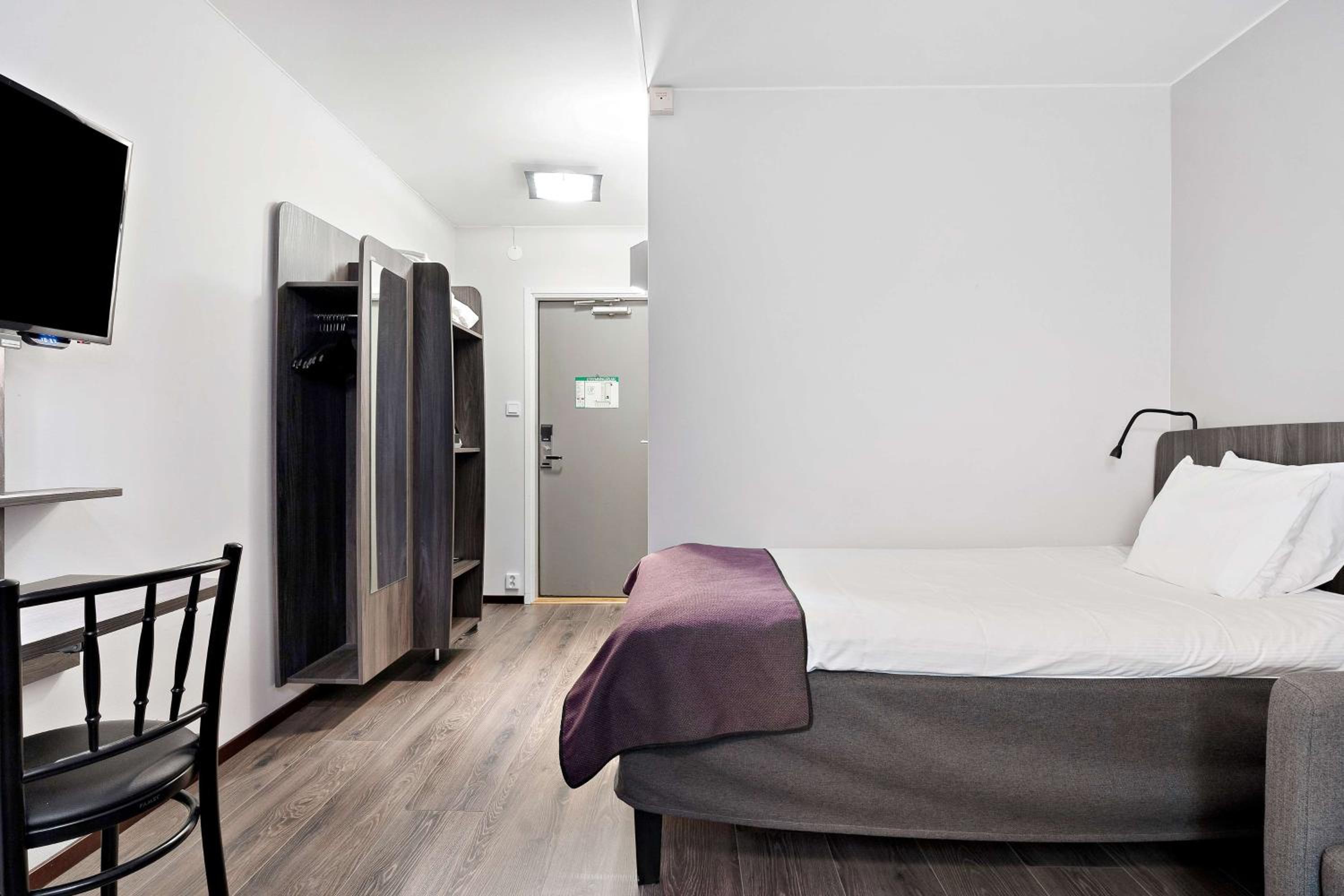 Single Room with Sofa Bed - Photo 3