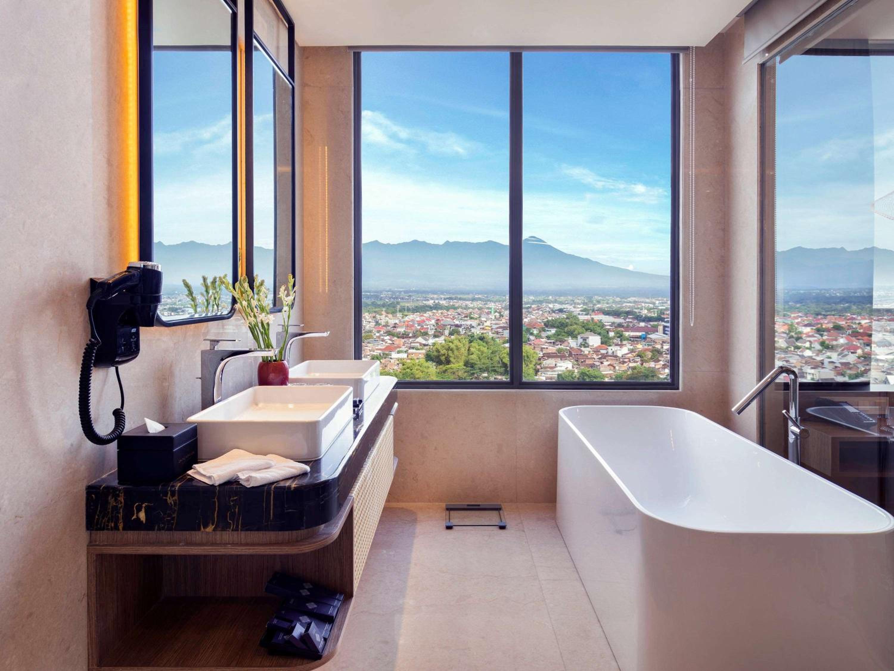 Executive King Suite with Mountain View - Photo 3