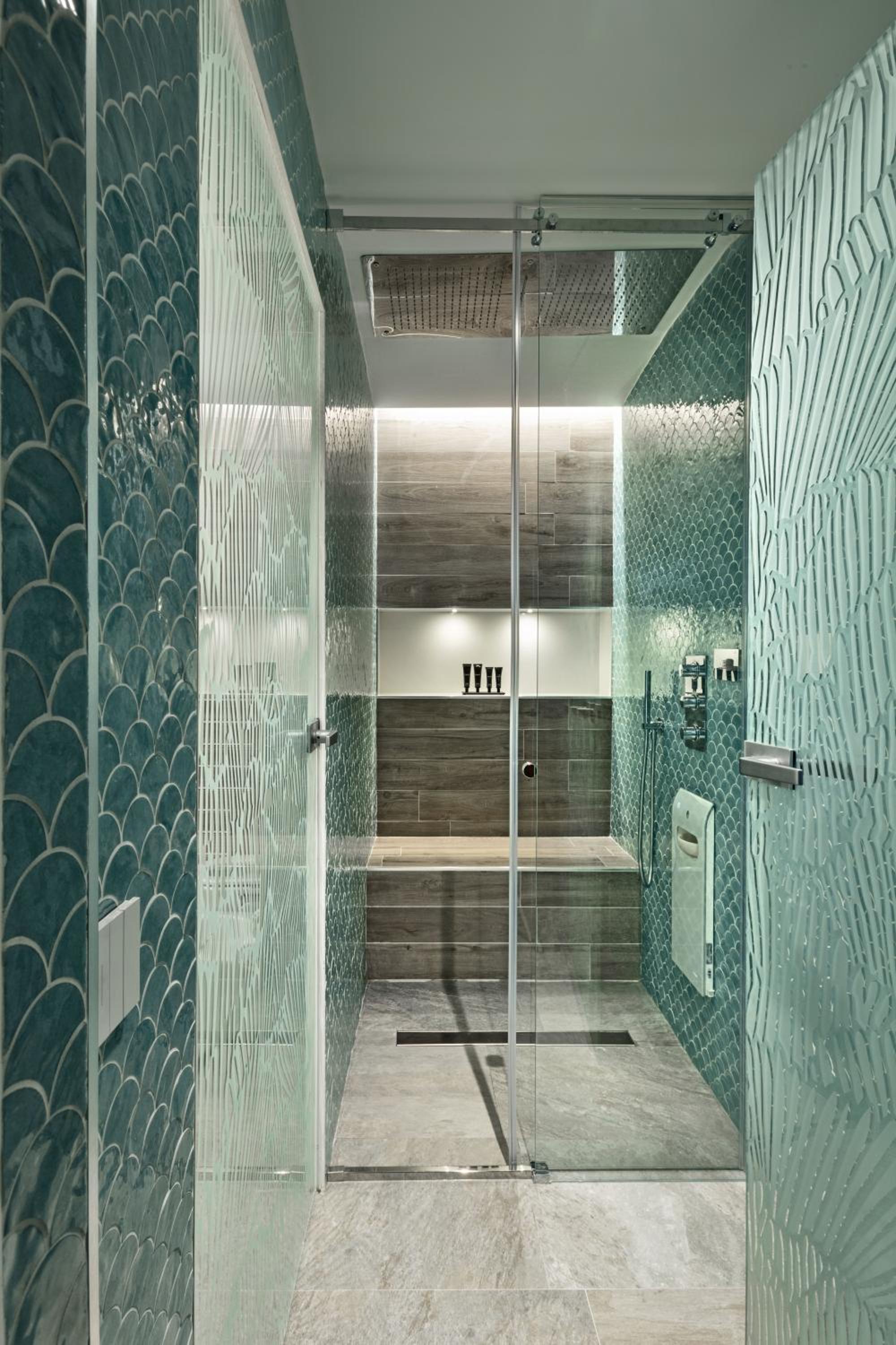 Deluxe Suite with Spa Bath photo 2