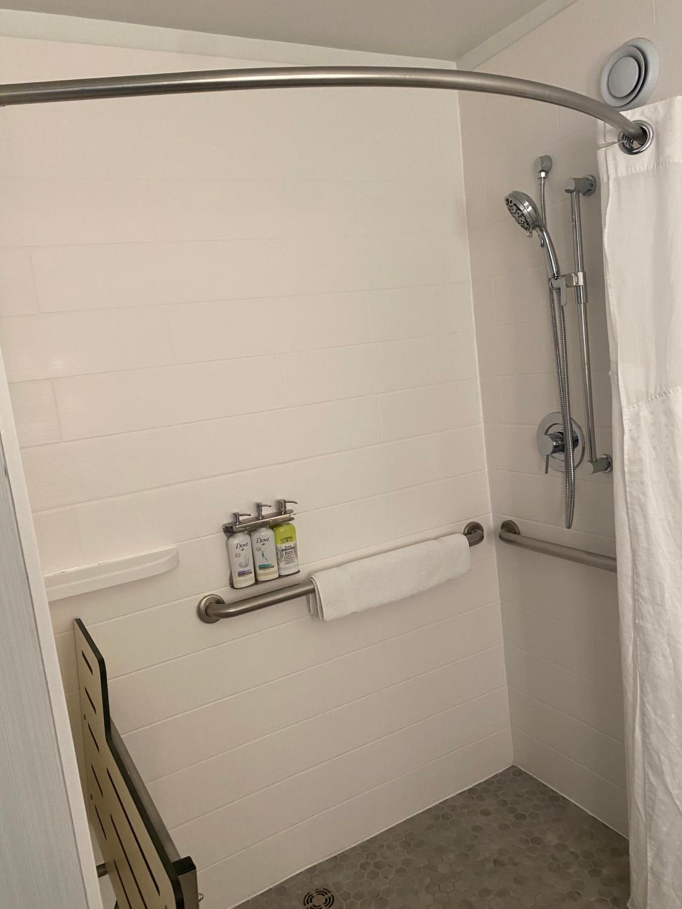 King Room - Disability Access With Roll In Shower - Non-Smoking - Photo 7