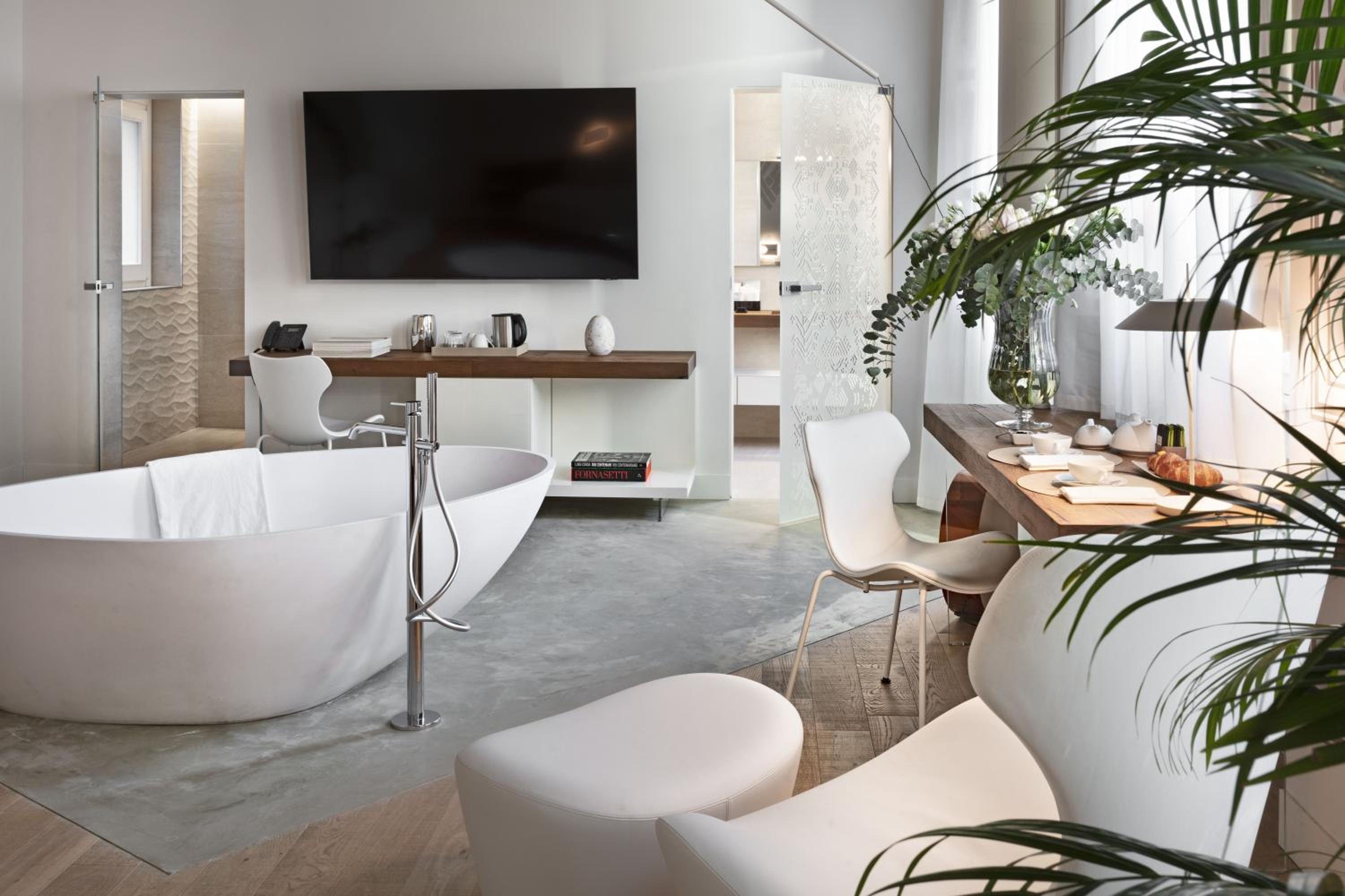 Deluxe King Suite photo 3