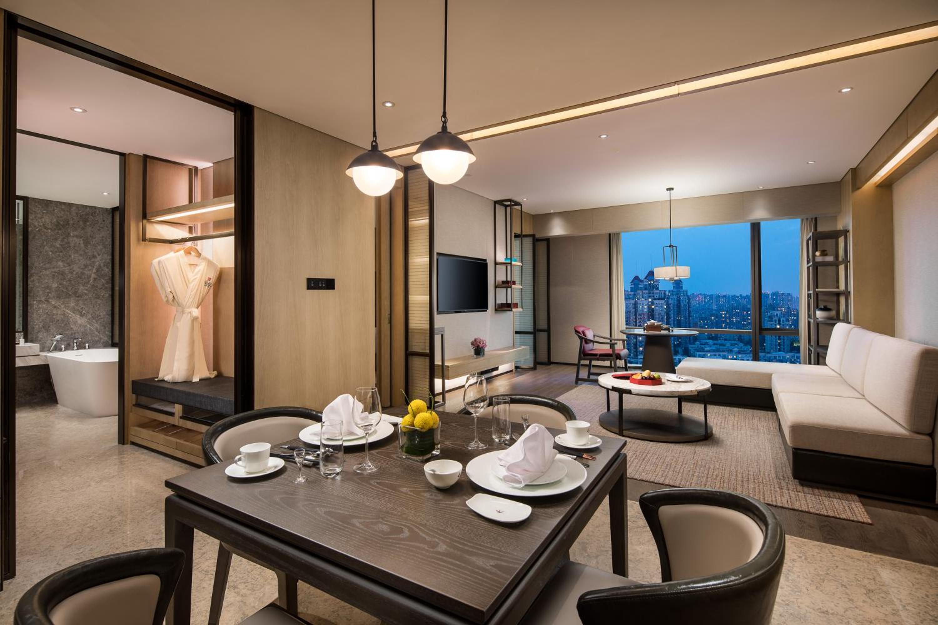 One-Bedroom Suite with Dining Area - Club Access