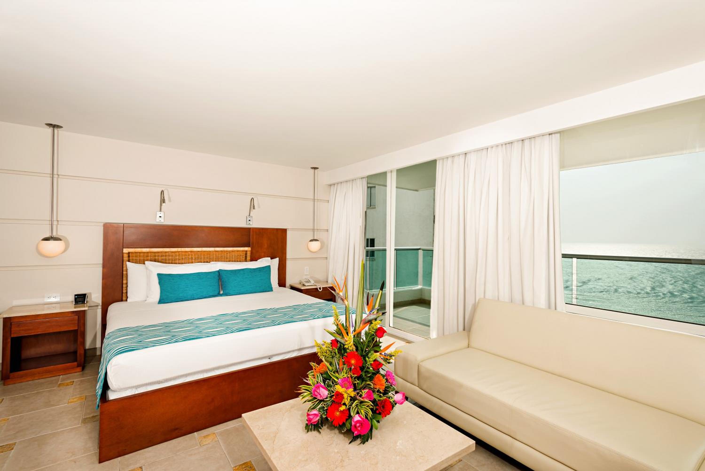 Superior King Room with Balcony and Sea View - Photo 12