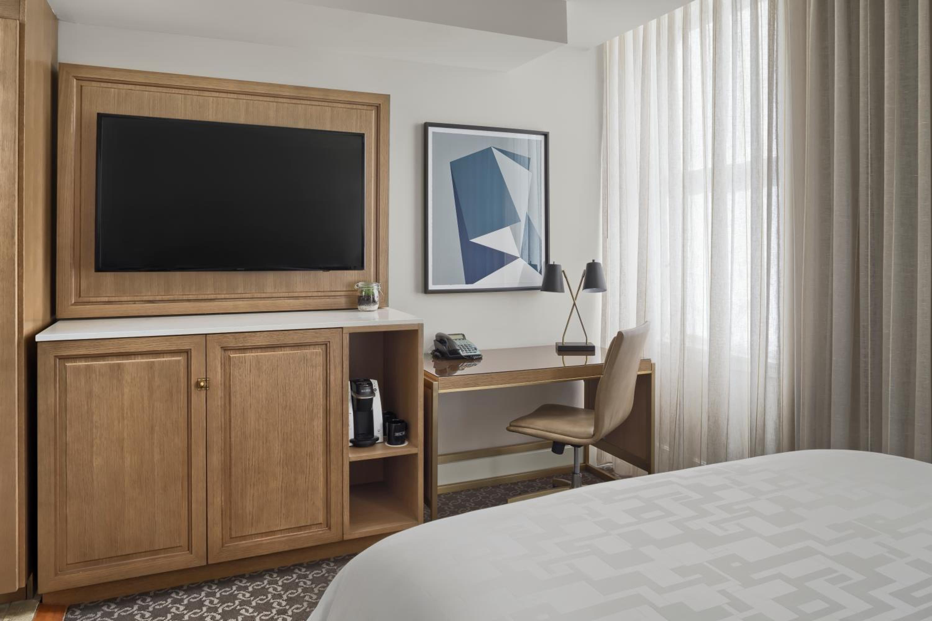 Petite One Queen Room - Photo 5