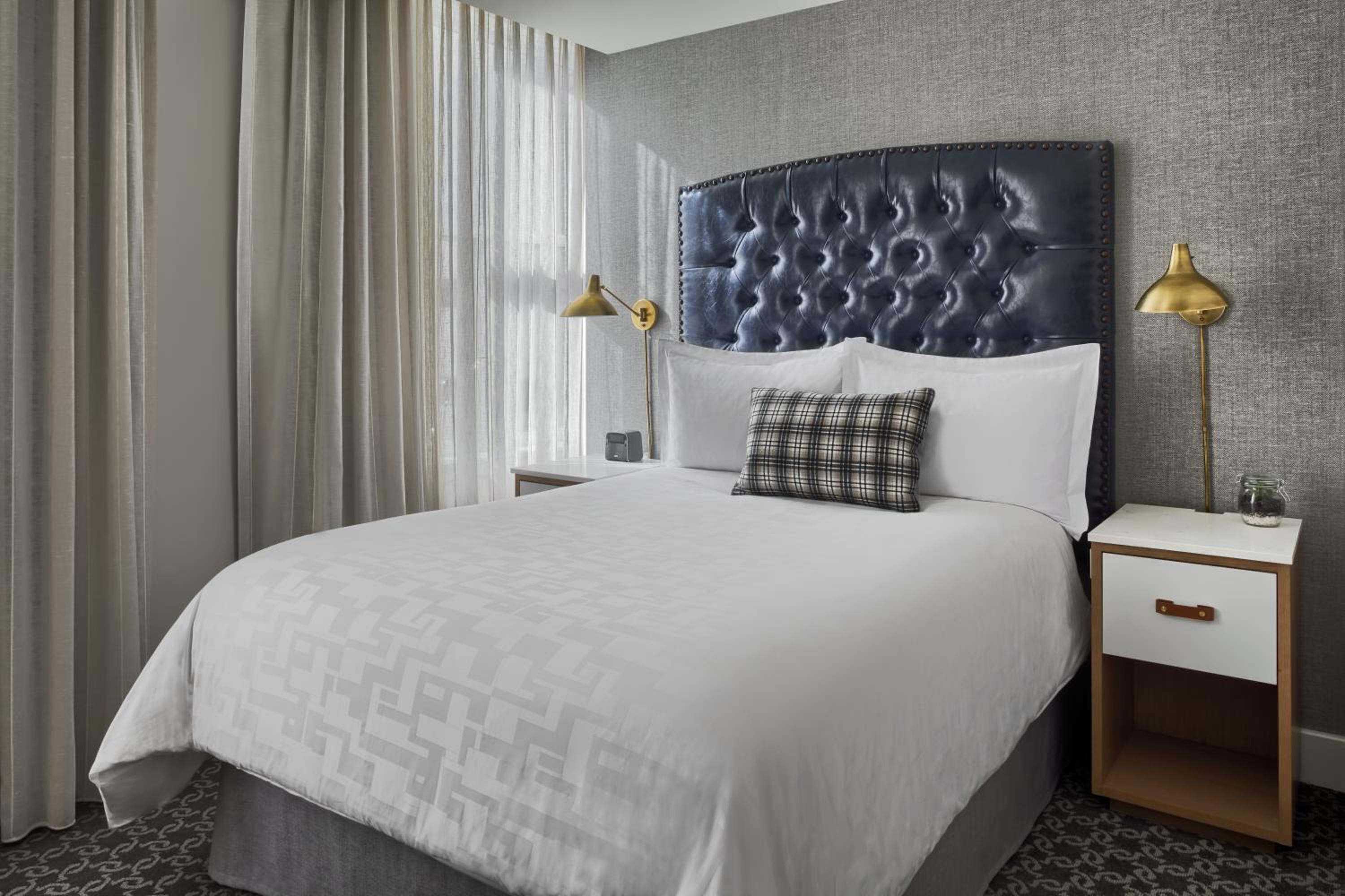 Petite One Queen Room - Photo 3
