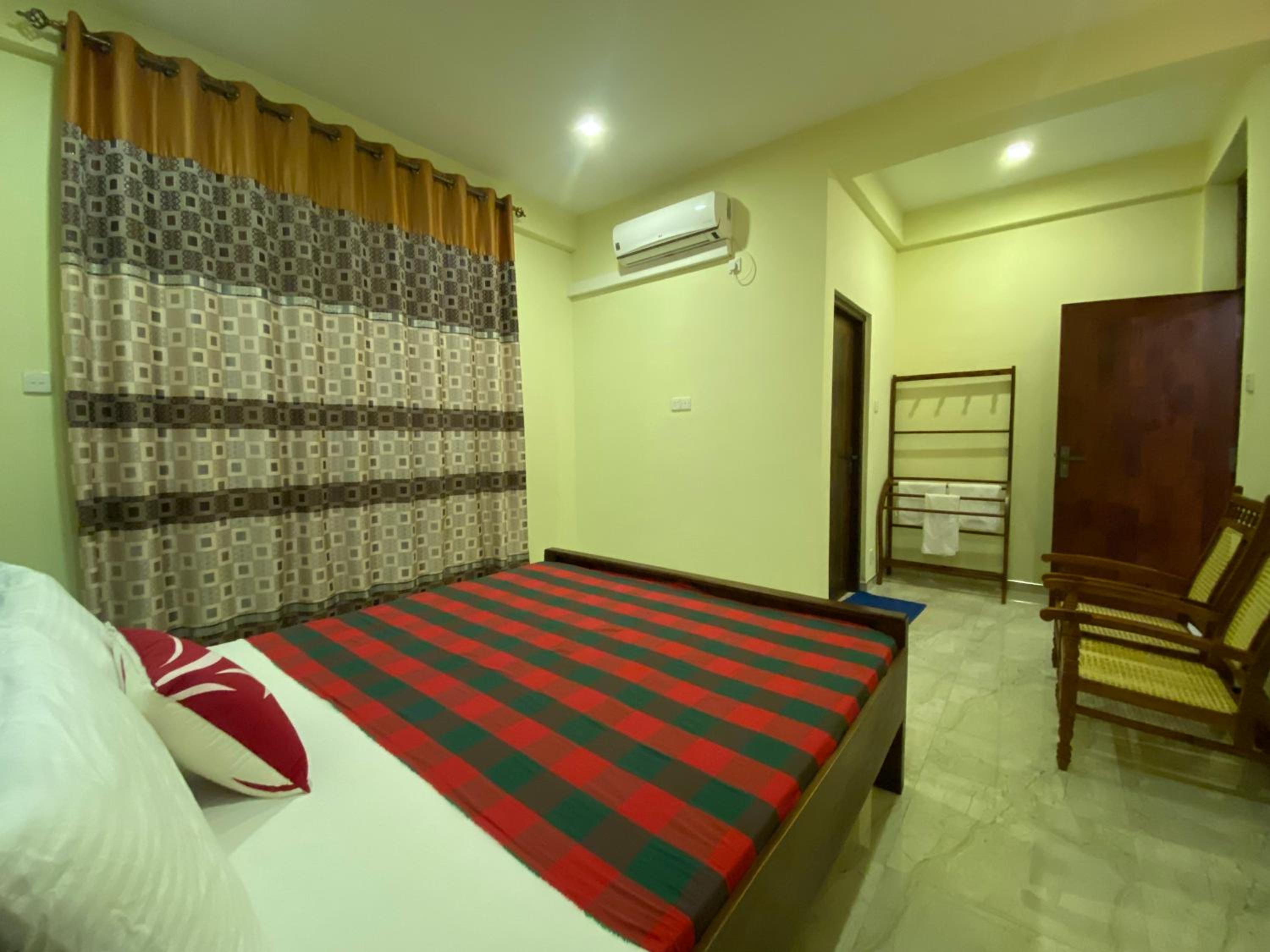 Deluxe Double Room with Balcony - Photo 10
