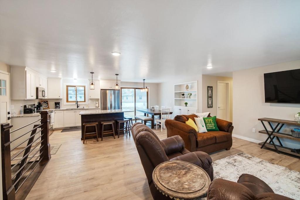 Five-Bedroom House photo 1