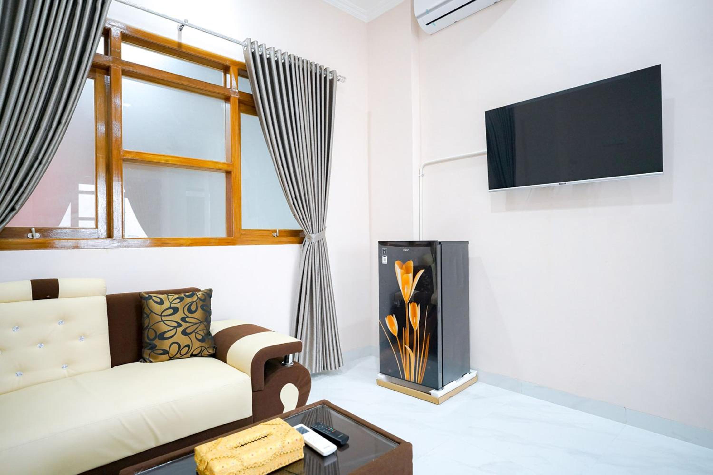 Suite - Photo 1