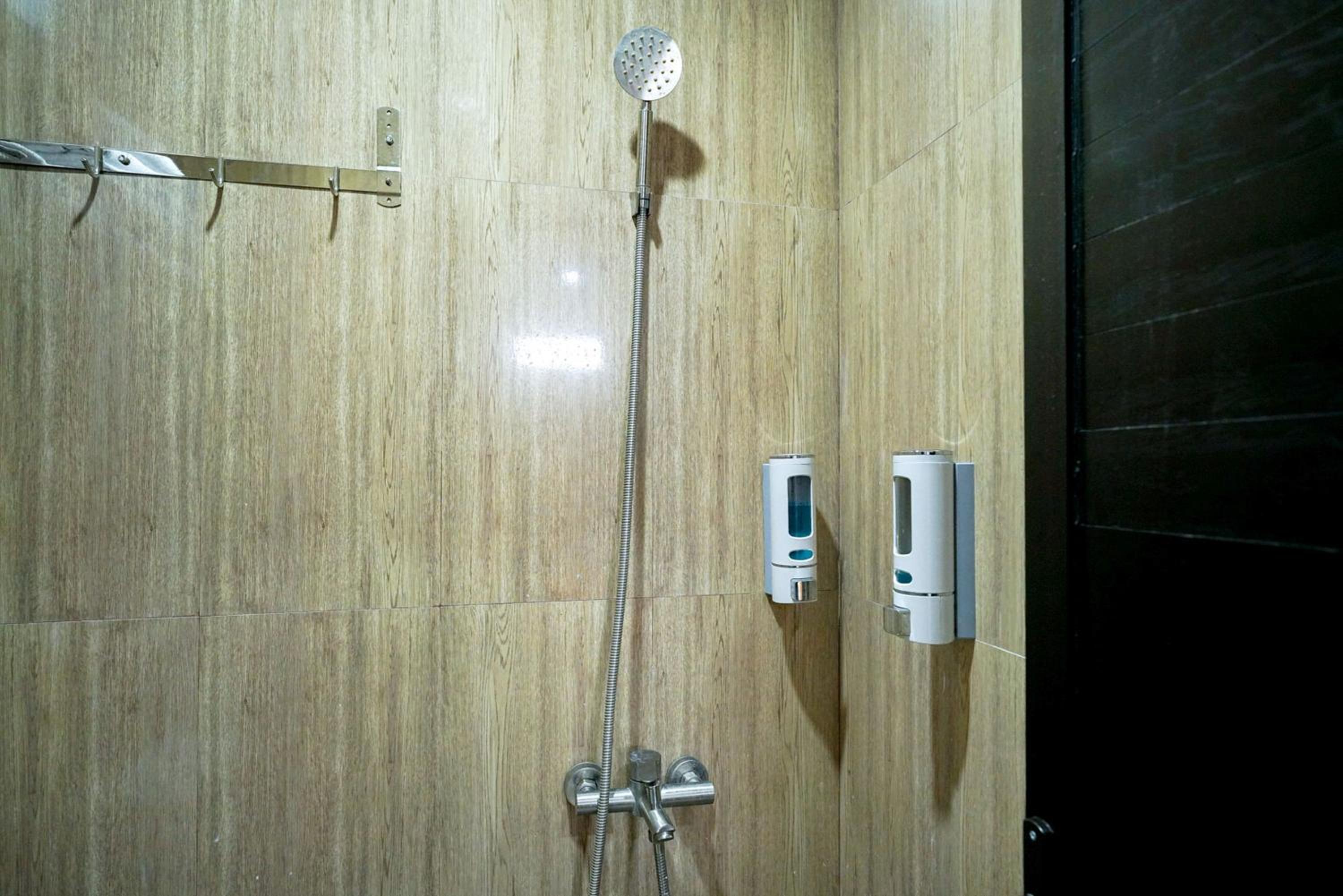 Deluxe Room - Photo 7