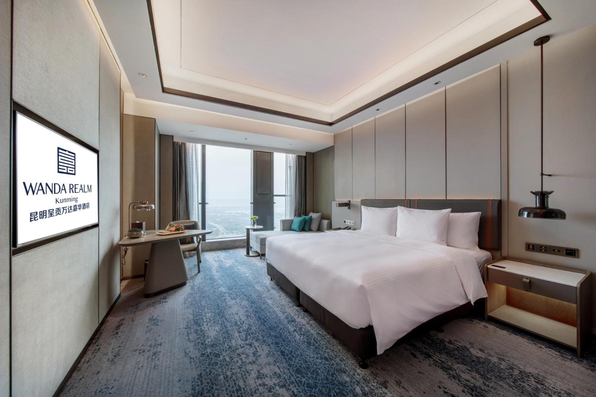 Superior Deluxe King Room photo 3