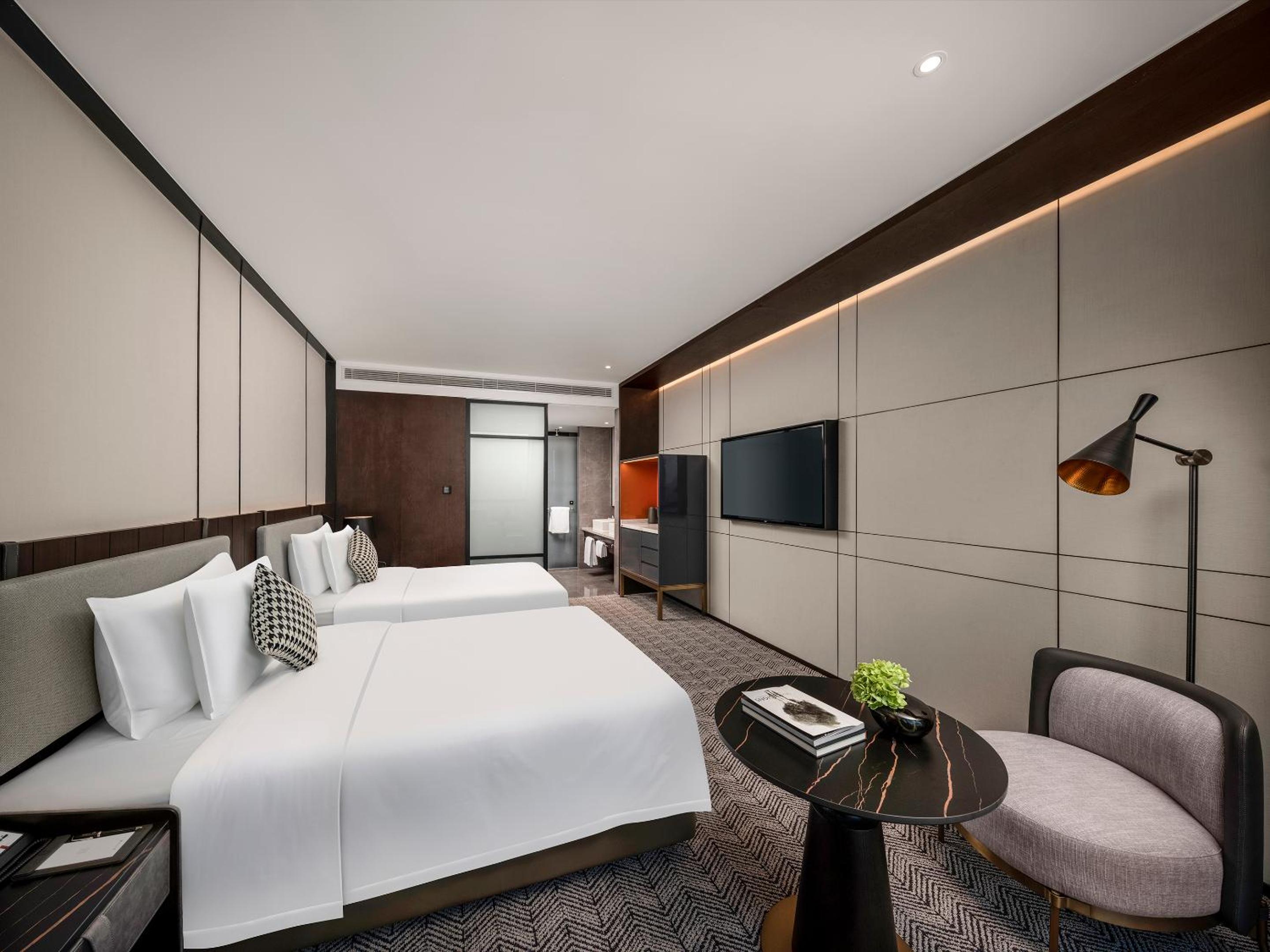 Deluxe City-view Twin Bed Room photo 3