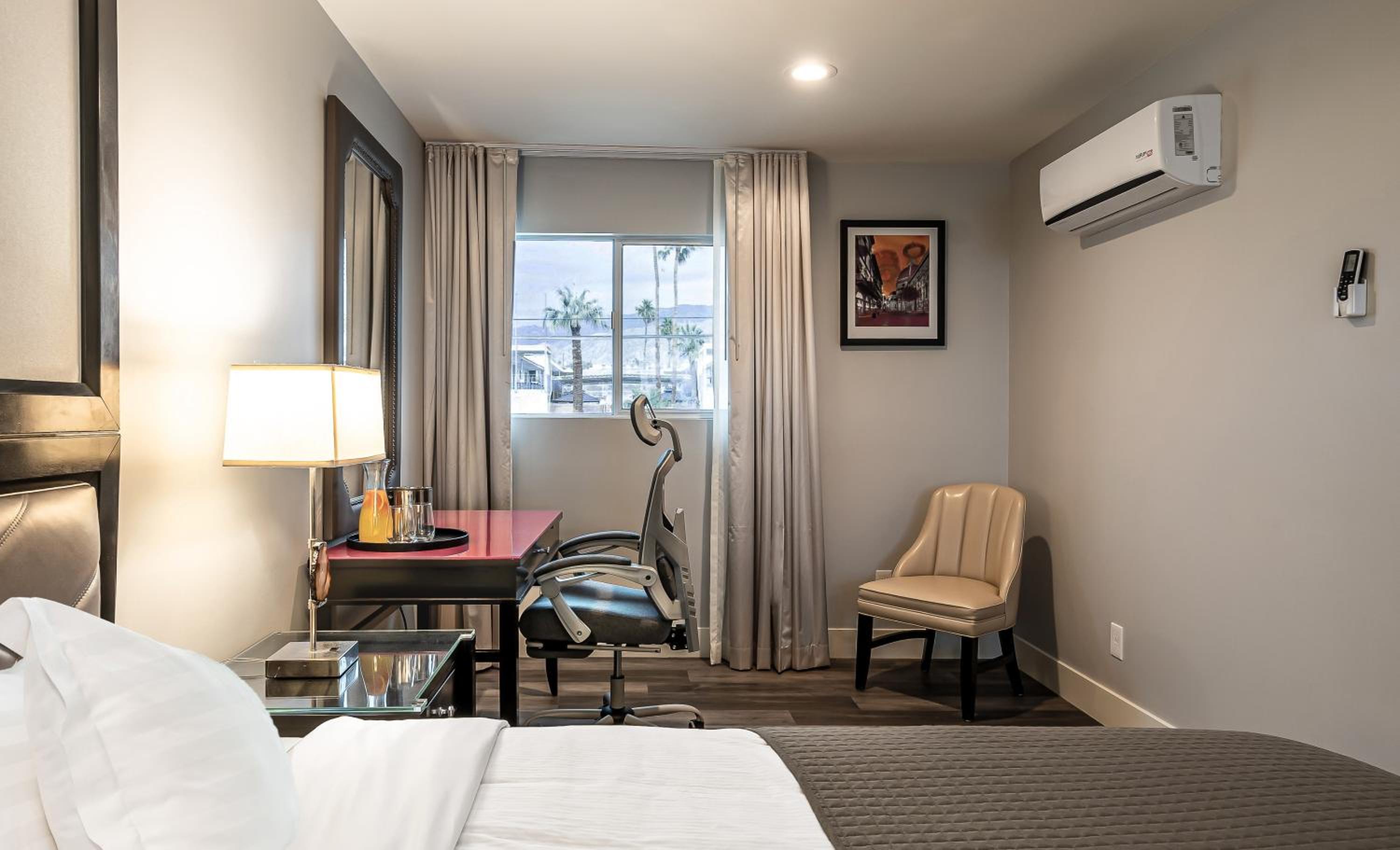 Standard Queen Room with Two Queen Beds - Photo 4